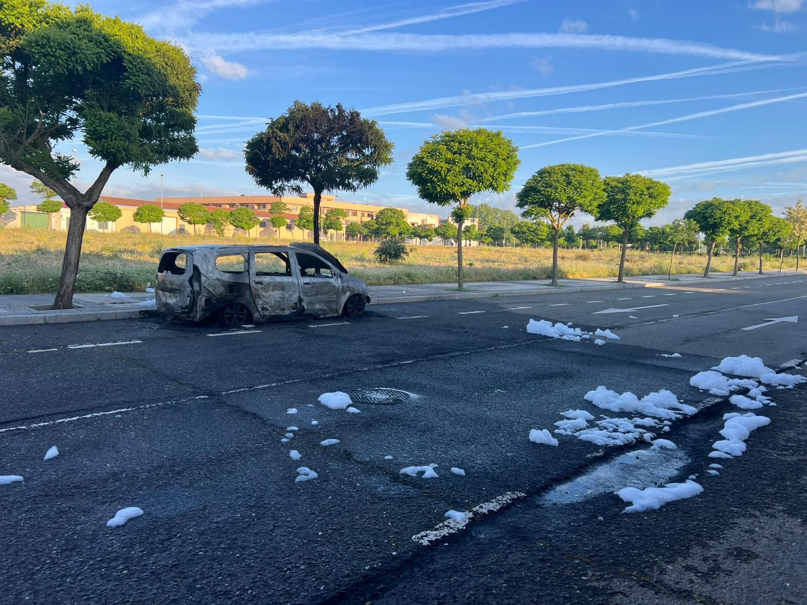Un coche arde de madrugada en Puente Ladrillo y queda totalmente calcinado