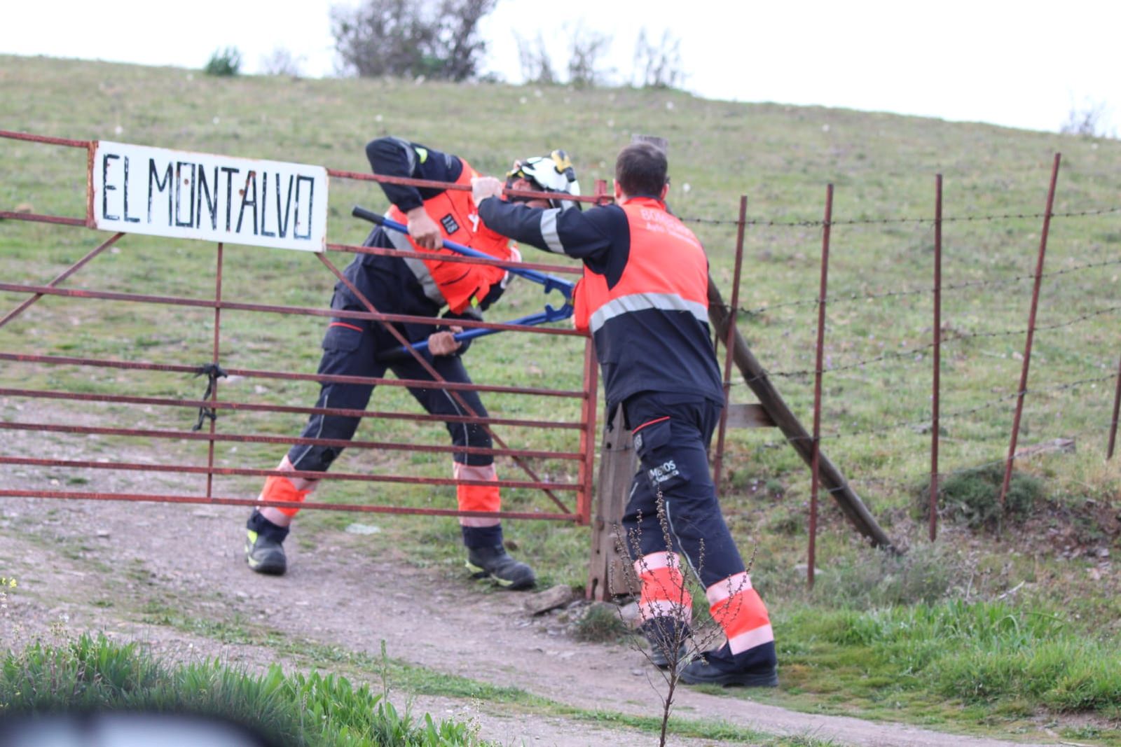Bomberos en el incendio en las inmediaciones de Peñasolana