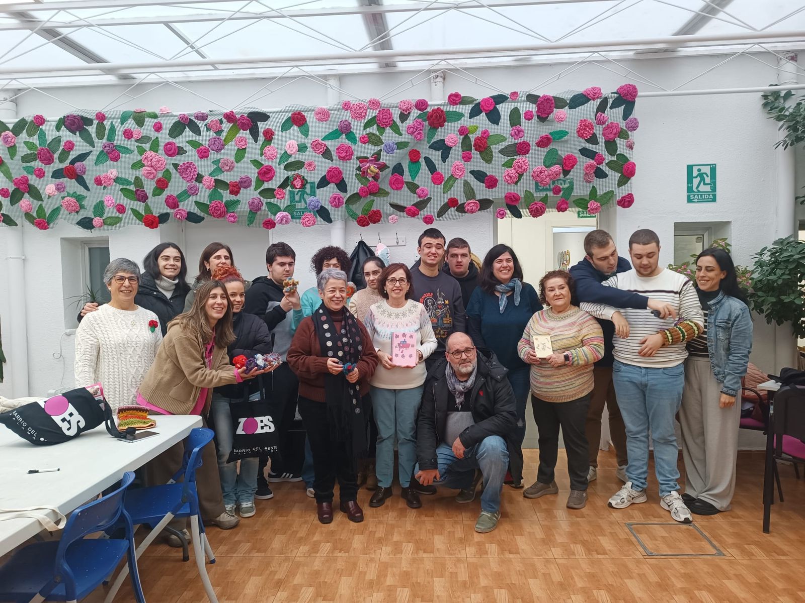 La Asociación ZOES entrega juegos hiperbólicos y manguitos tejidos a ganchillo con lana a entidades sociales de Salamanca