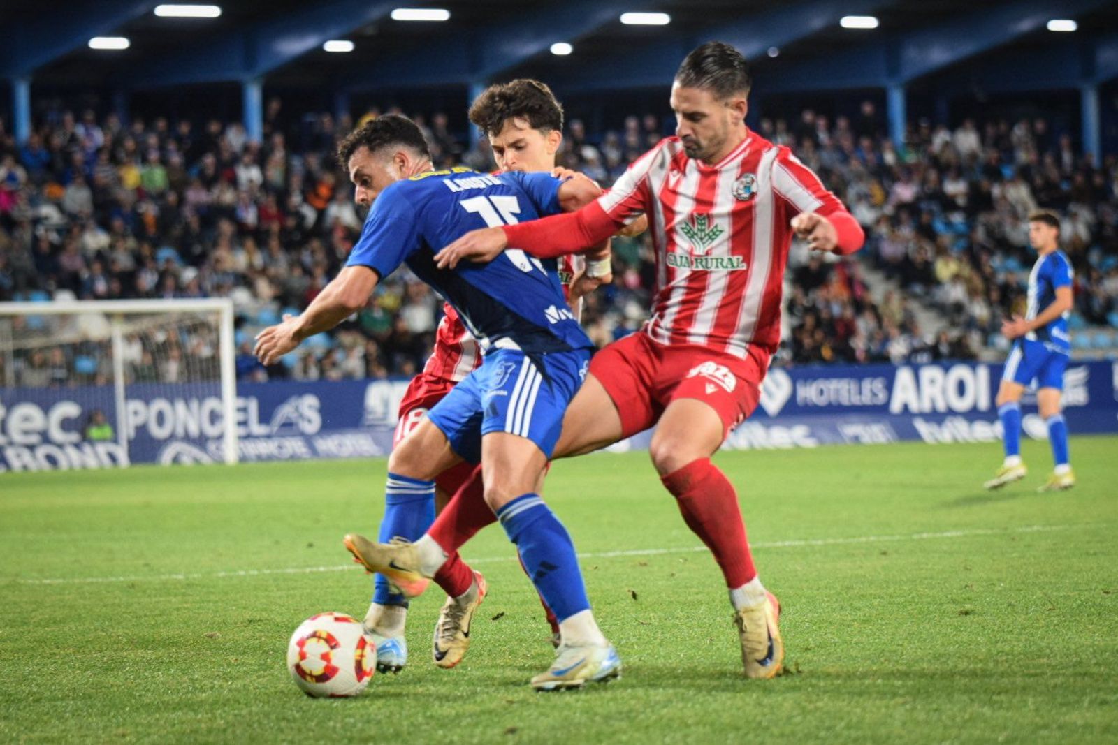 Kike Márquez y Guille Macho pelean un balón. Zamora CF