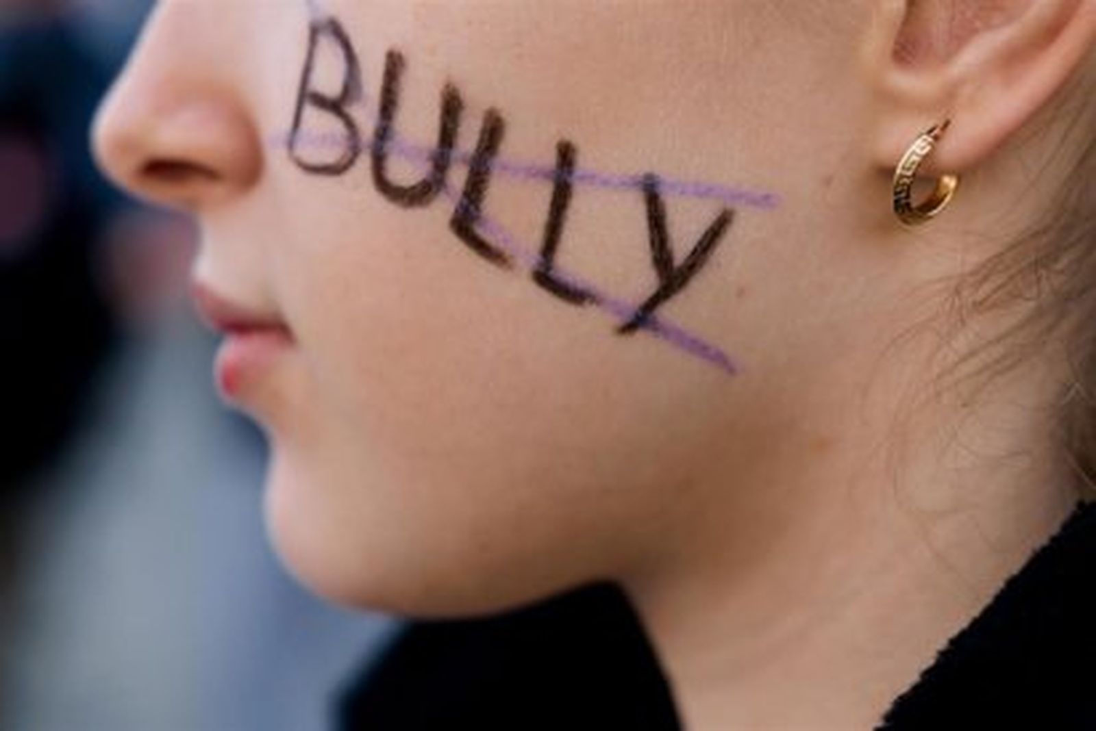 Una niña con la cara pintada en contra del acoso escolar