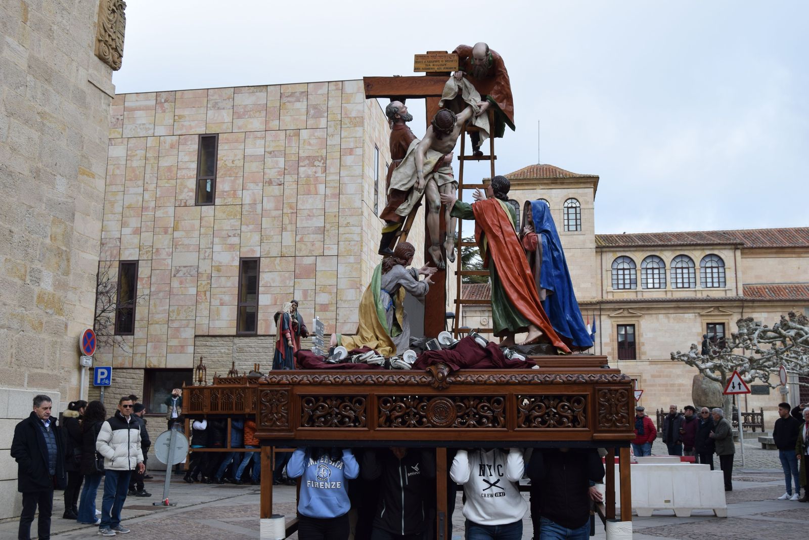 traslado-de-los-pasos-de-semana-santa-a-la-carpa-18