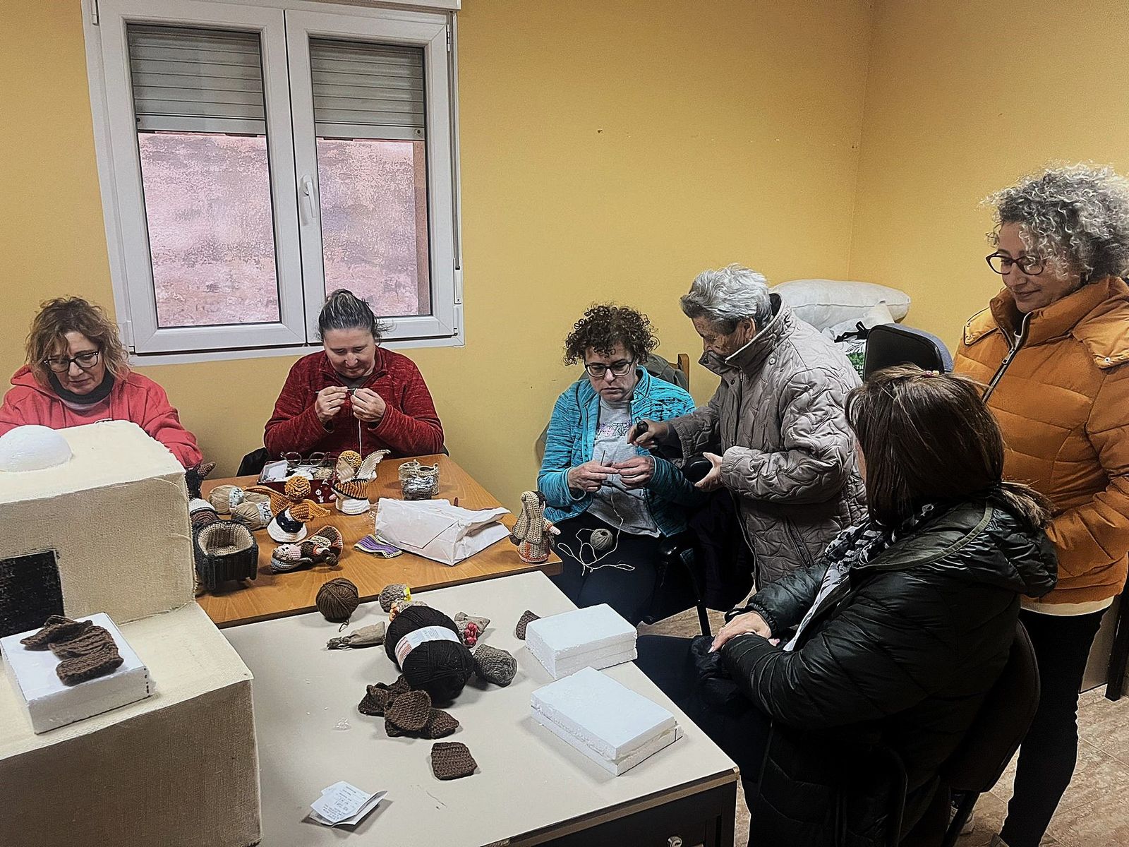 Un instante de la creación del belén de crochet en Castronuevo de los Arcos