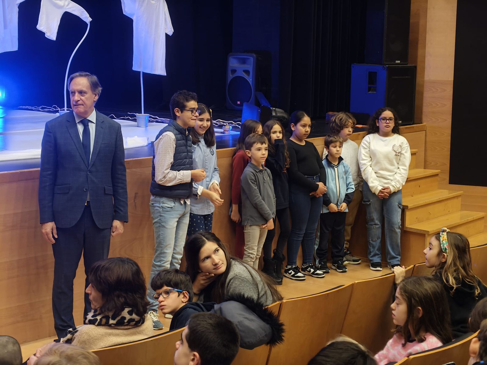 Los niños del concurso de dibujo de reciben sus diplomas premiados de las manos del alcalde por el Día Internacional de los Derechos de la Infancia
