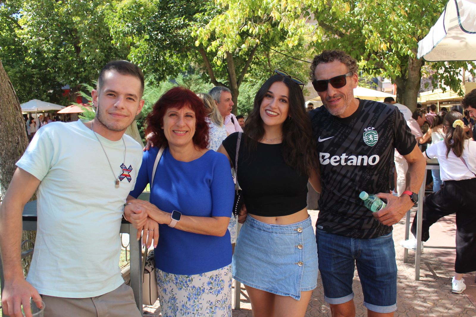 Ambiente en la Feria de Día en el mediodía de este domingo