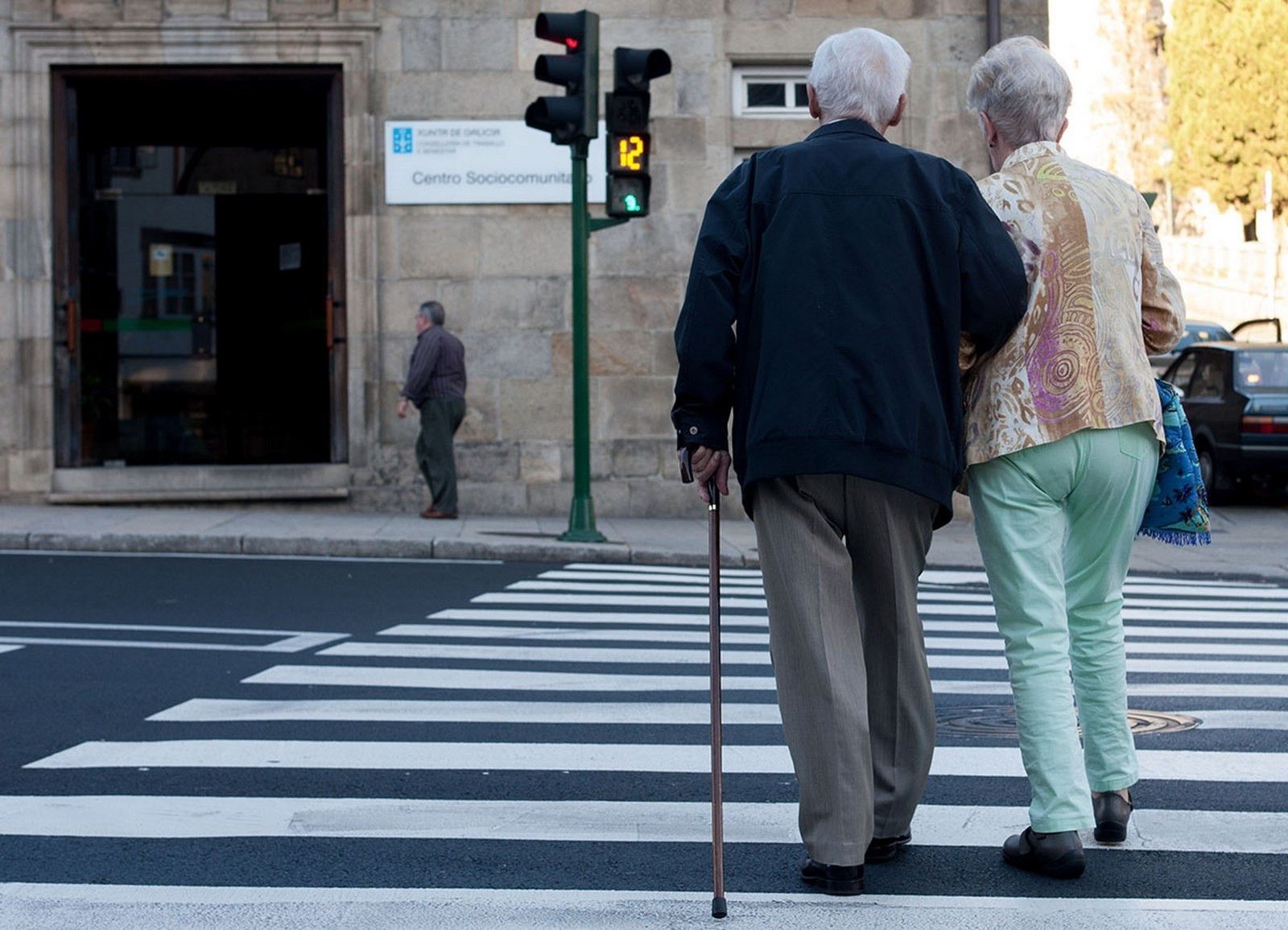 Ancianos de paseo. Archivo.