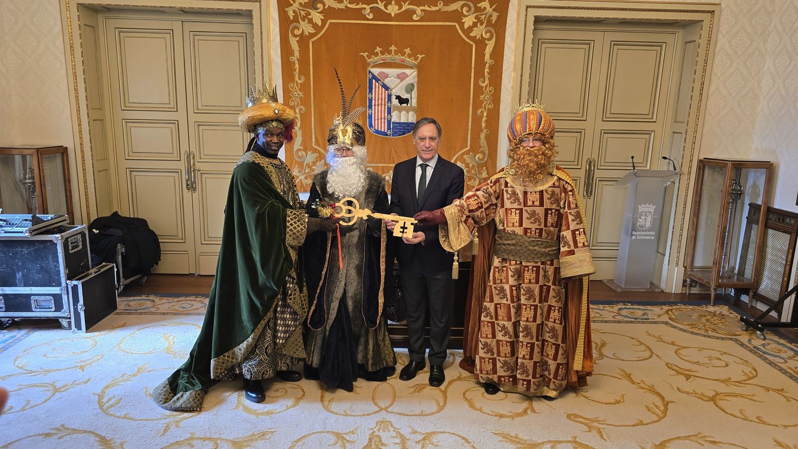 El alcalde de Salamanca, Carlos García Carbayo, recibe a sus Majestades los Reyes Magos y Concierto de Chloe DelaRosa en la Plaza Mayor