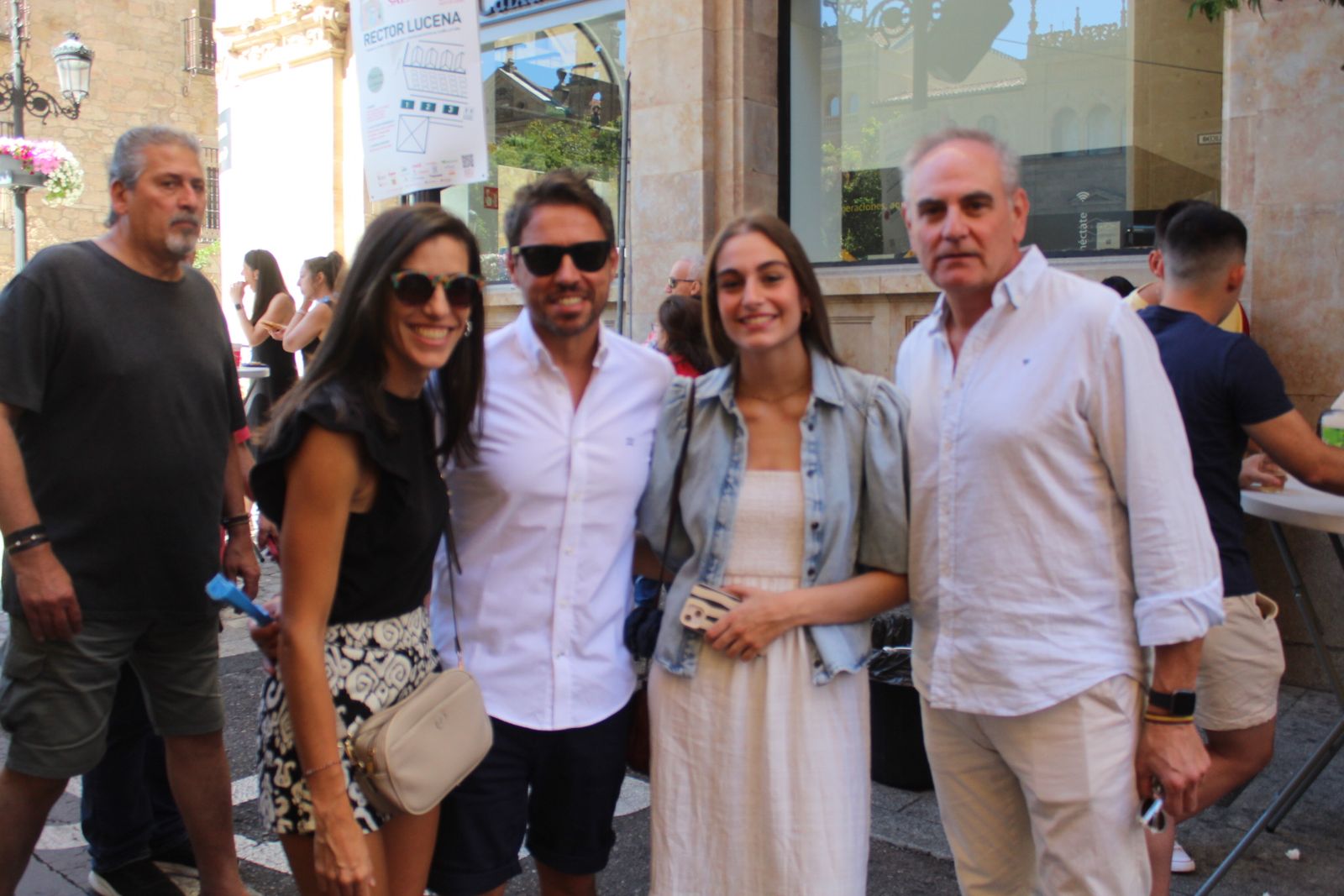 Ambiente en la Feria de Día en el mediodía de este domingo