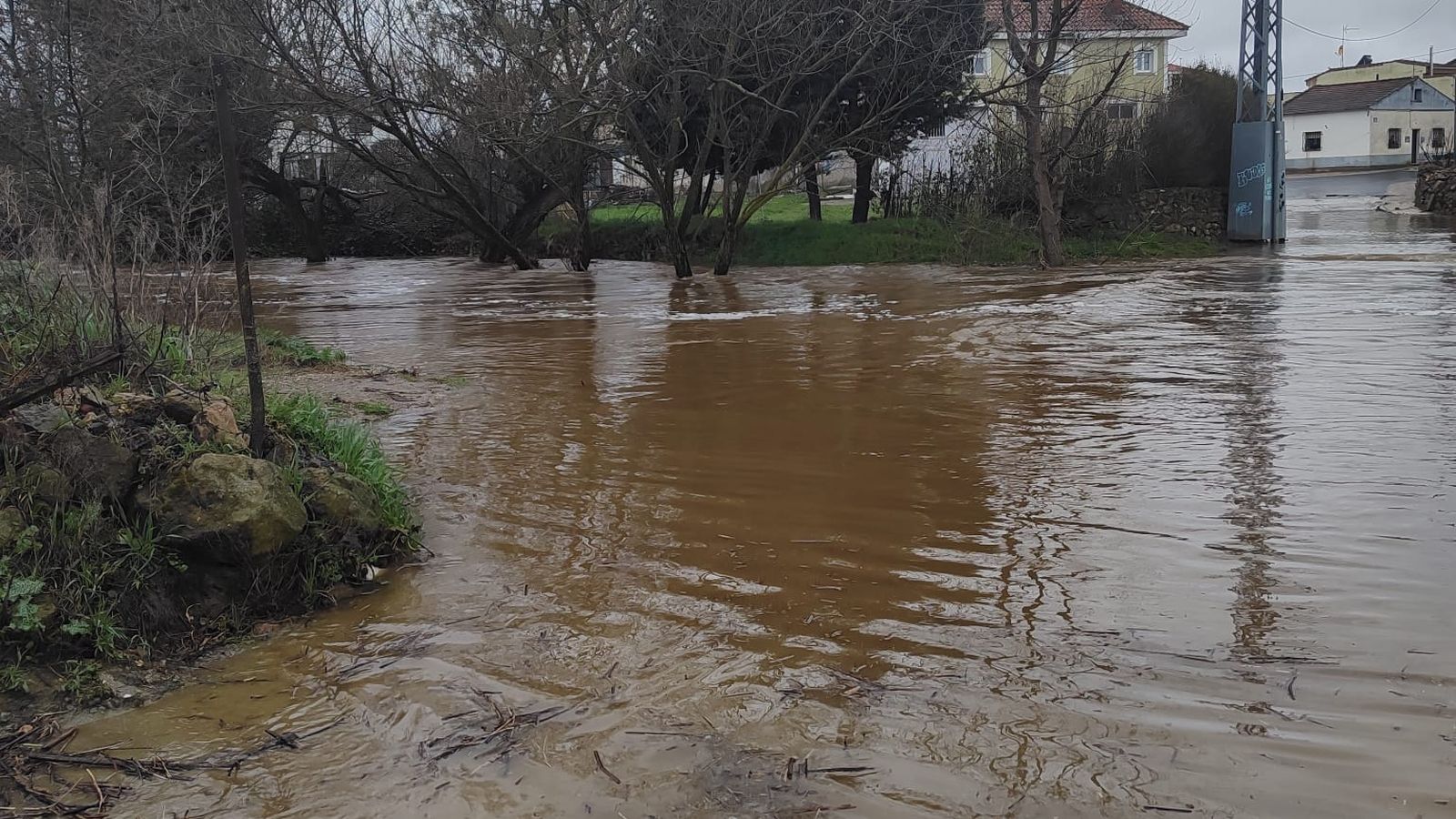 Inundados varios tramos en las carreteras salmantinas