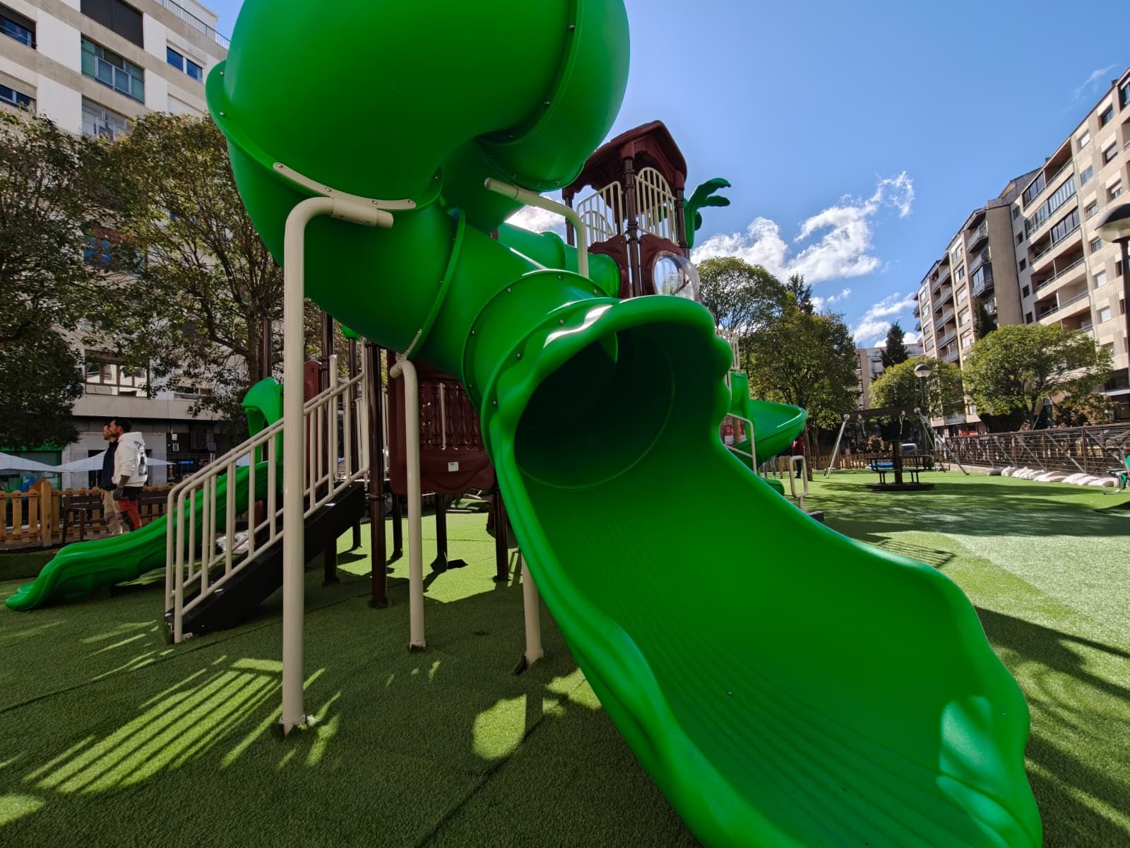 Parque infantil de la plaza de Carmelitas con los nuevos ‘campitos’ de fútbol y mobiliario mejorado