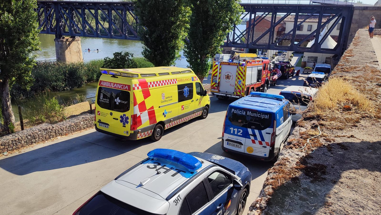 GALERÍA | Amplio despliegue de medios para rescatar a un hombre del río Duero en Zamora capital