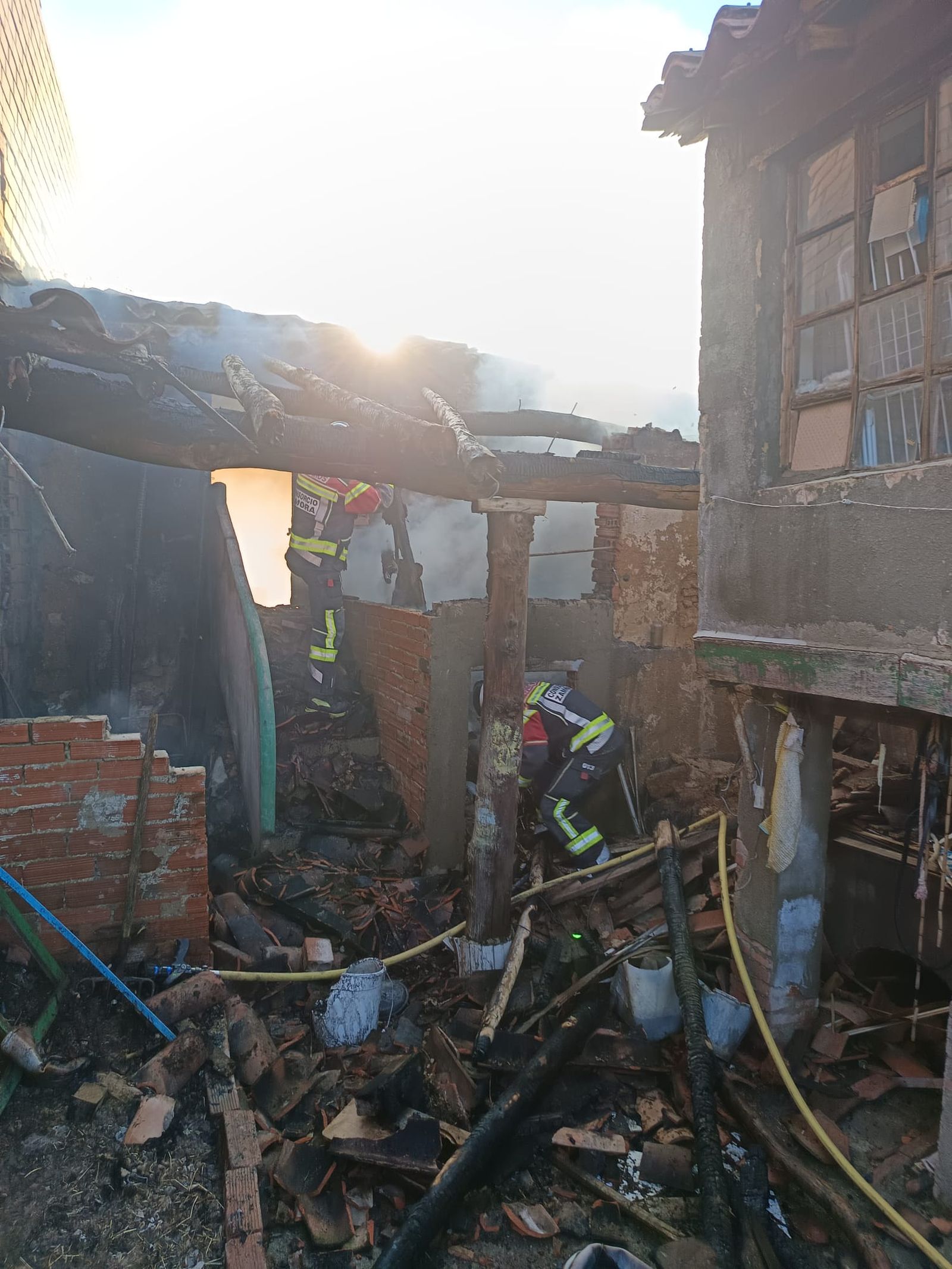 Bomberos fuego en vivienda Corrales del Vino