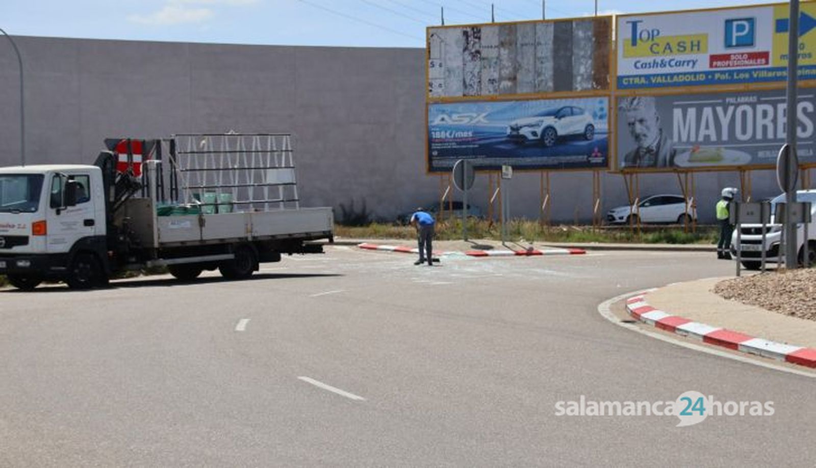 Un camión pierde la carga de cristales en el poligono de los Villares. Fotos Andrea M (3)