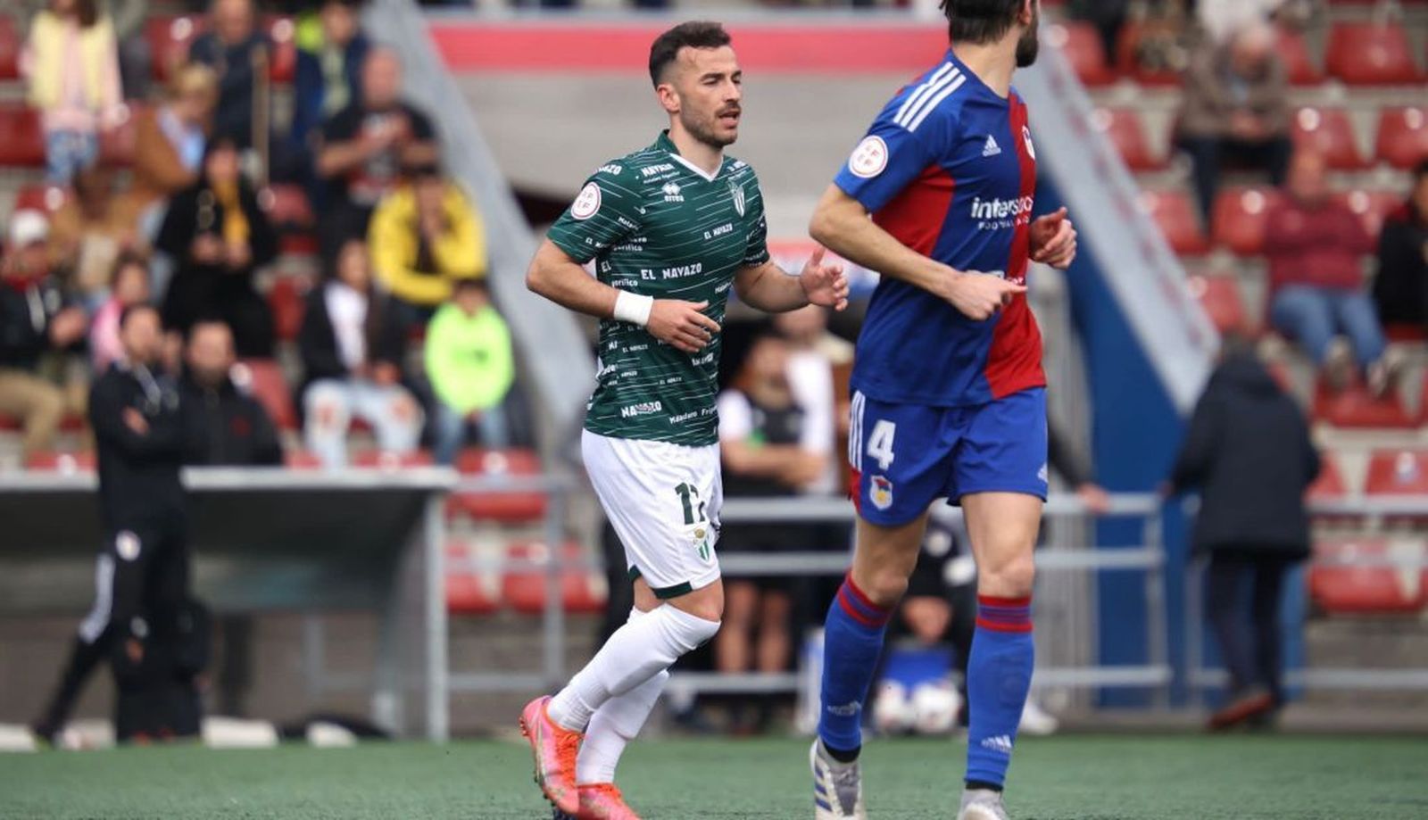 Giráldez, ante el Langreo. FOTO CD GUIJUELO