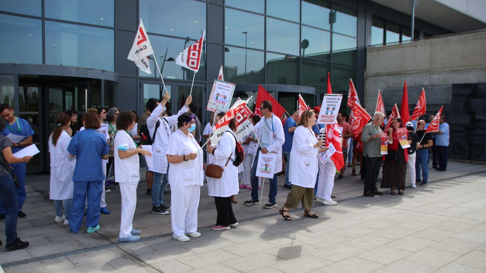 Concentración de los técnicos medios y superiores a las puertas del Hospital de Salamanca