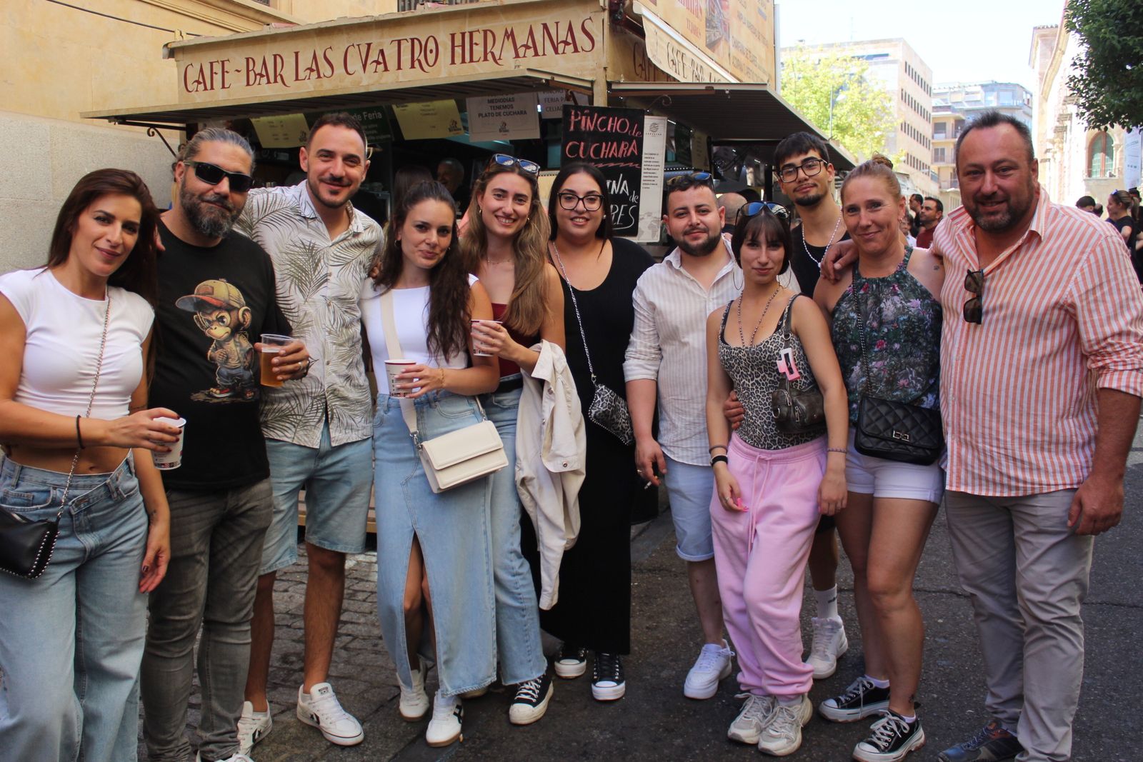 Ambiente en la Feria de Día en el mediodía de este domingo