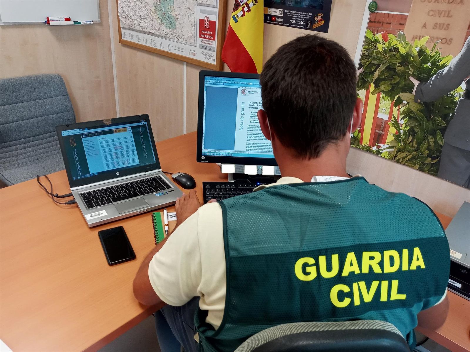 Un agente de la Guardia Civil frente a unos ordenadores