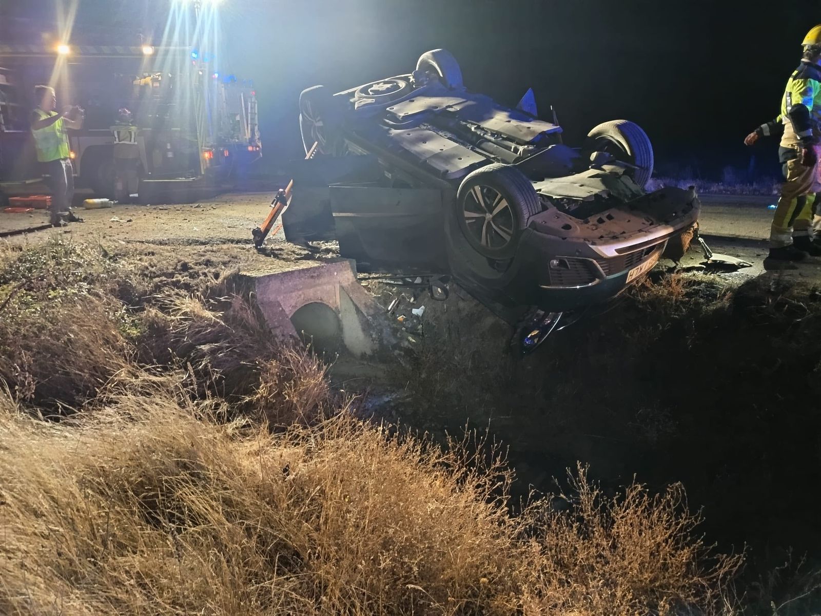 Vehículo volcado con cinco personas heridas en Villar de Peralonso