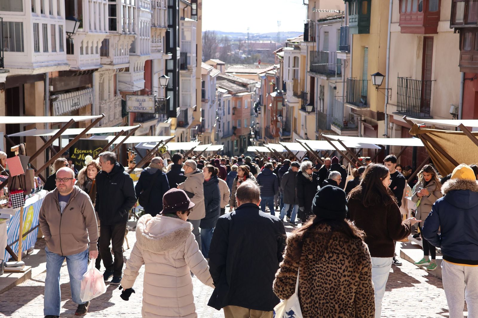 La calle Balborraz llena de gente este sábado con motivo del Mercado de Artesanos