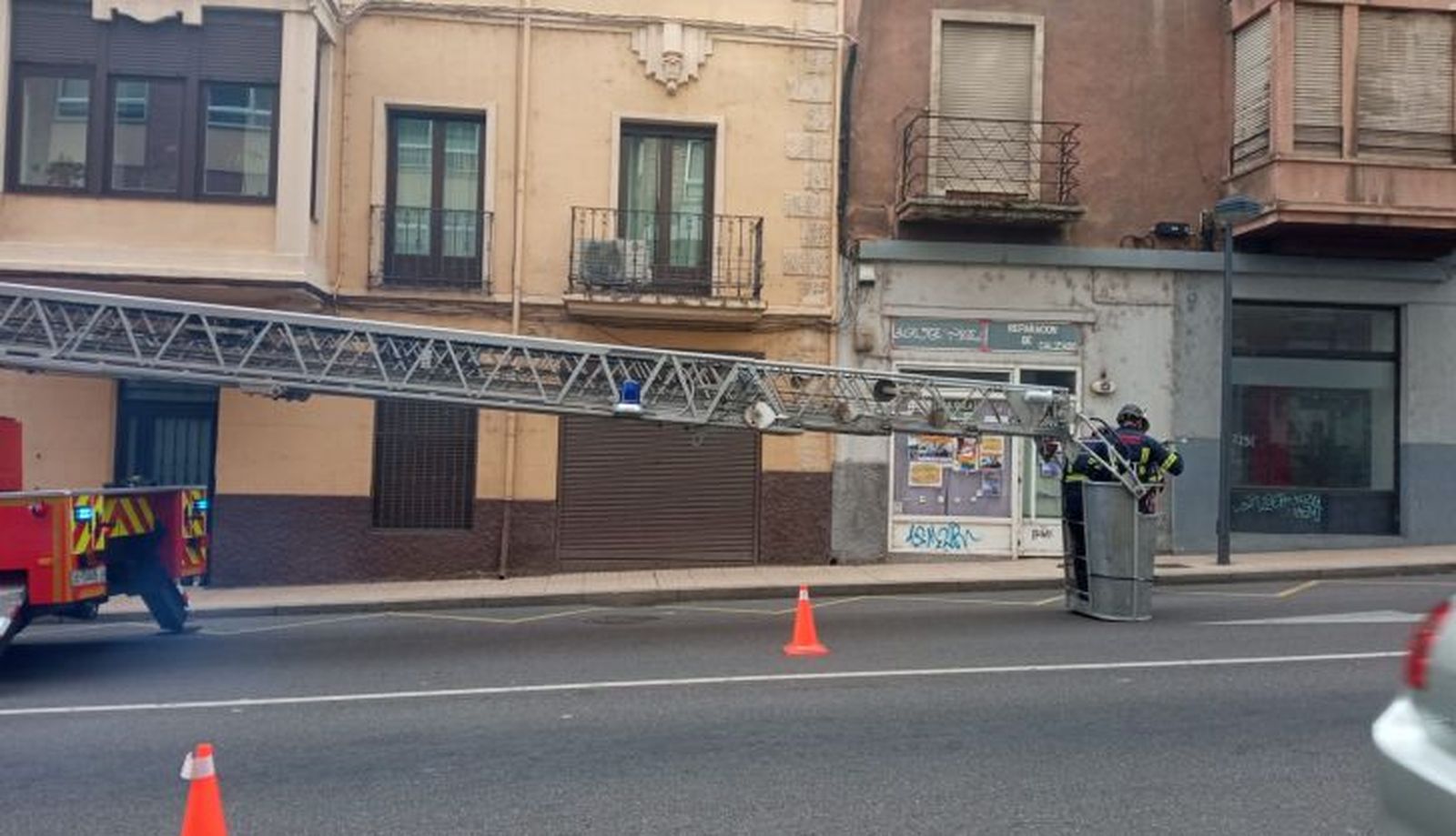 Los bomberos y la Policía Municipal en la avenida de Portugal ante desprendimientos en una fachada (3)