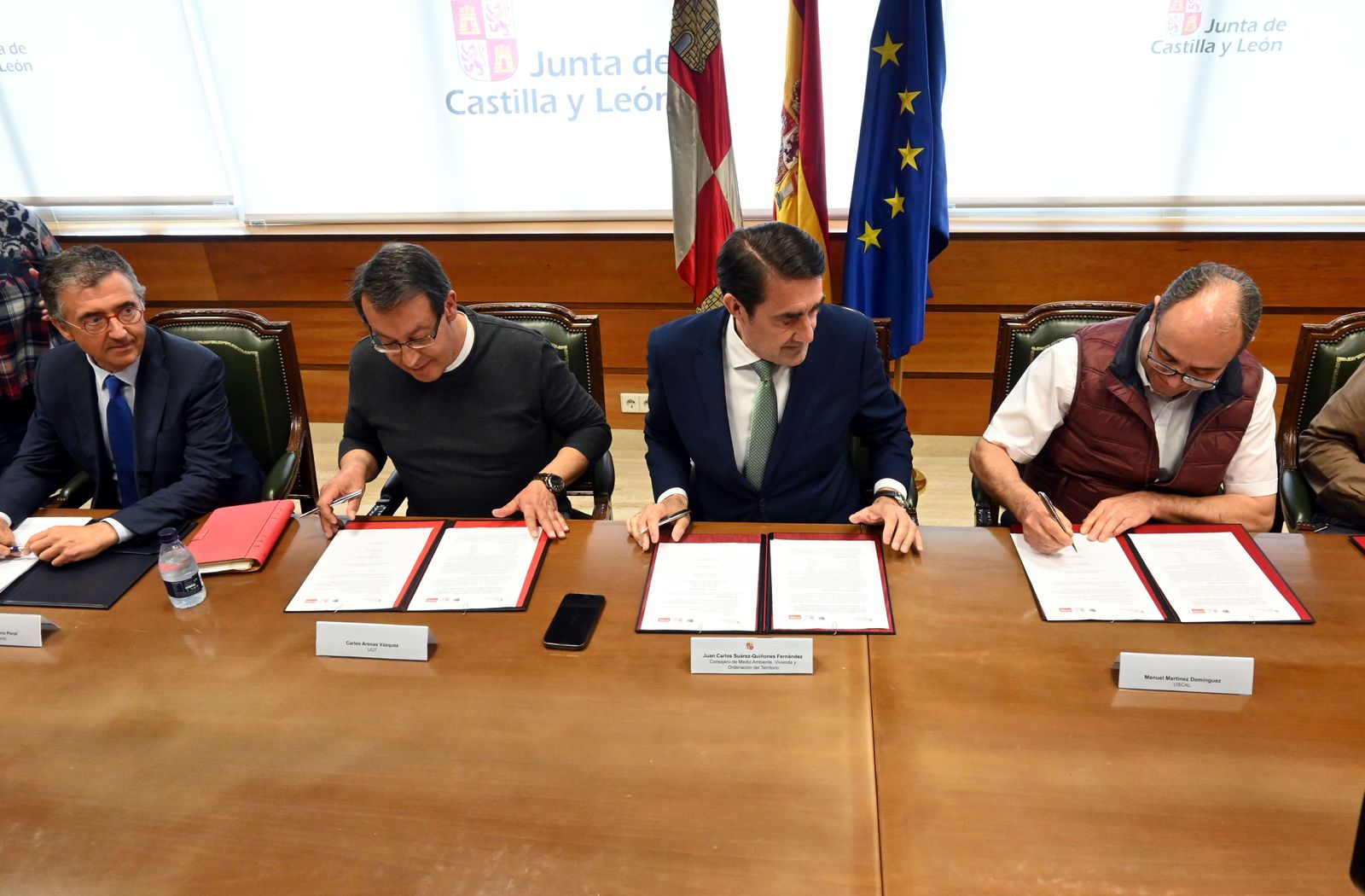 Junta, USCAL, UGT y CCOO suscriben un acuerdo donde se "mejoran" las condiciones de los agentes medioambientales