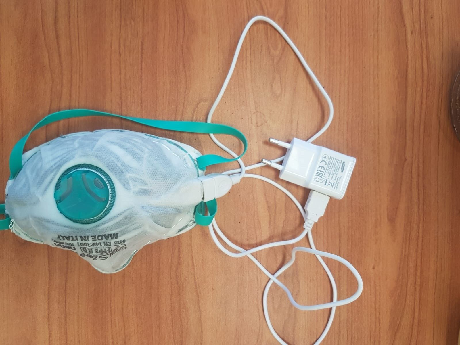En el Instituto Tecnológico Technion de Israel se han inventado unas mascarillas que pretenden acabar con el fenómeno de las desechables, por gasto y contaminación, y que se limpian a sí mismas co