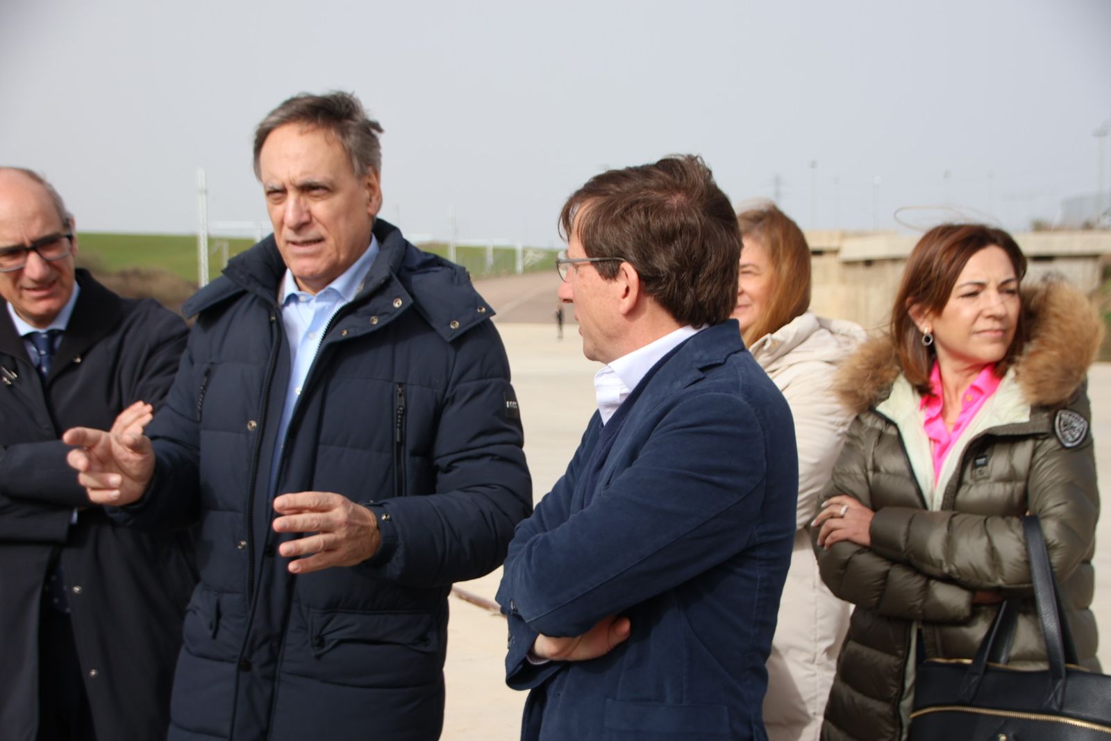 José Luis Martínez Almeida y Carlos García Carbayo, atienden a los medios de comunicación antes de realizar una visita al Puerto Seco de Salamanca