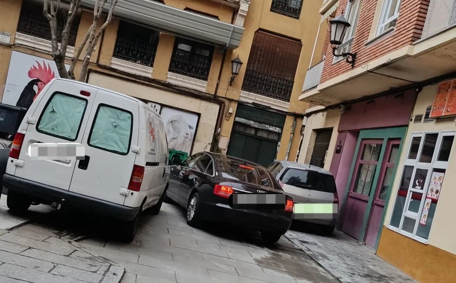 Imagen de los coches en la plaza del Fresco