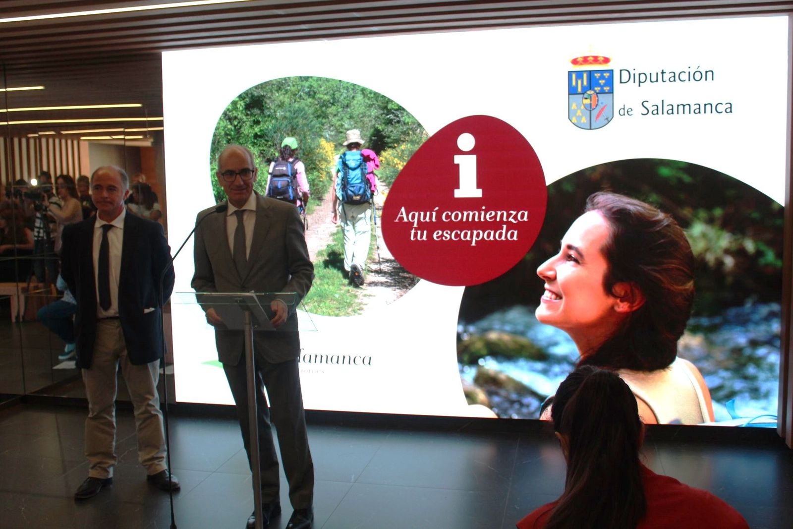 Juan Carlos Zaballos y Javier Iglesias en la inauguración de la nueva Oficina de Turismo de la Diputación