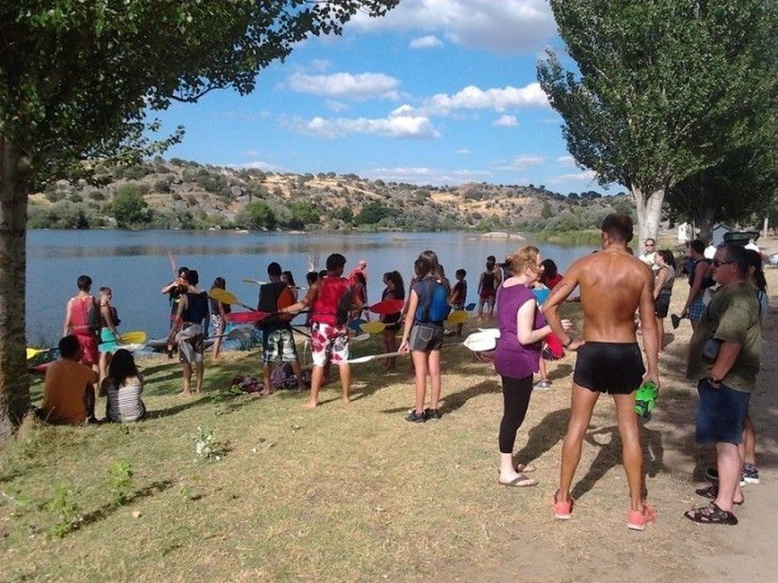 Cien personas disfrutan de una jornada de piragüismo Cien personas disfrutan de una jornada de piragüismo