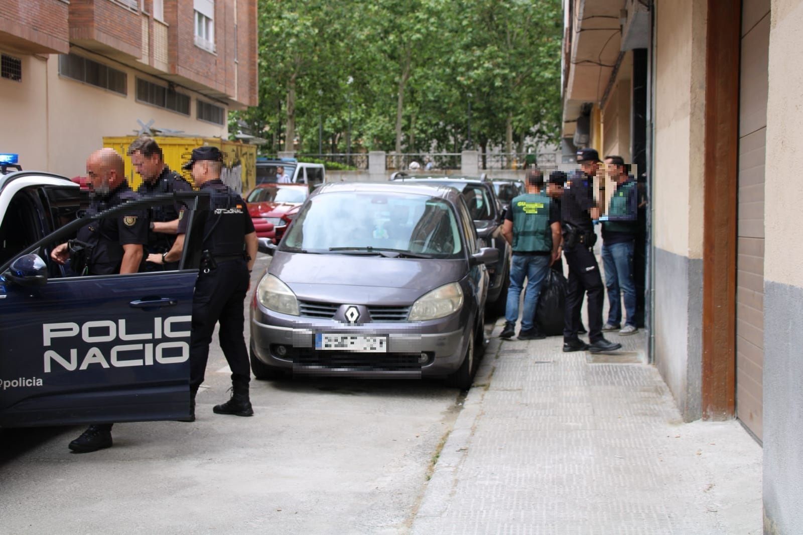 policia-nacional-inspeccionando-una-vivienda-en-la-calle-peru-3
