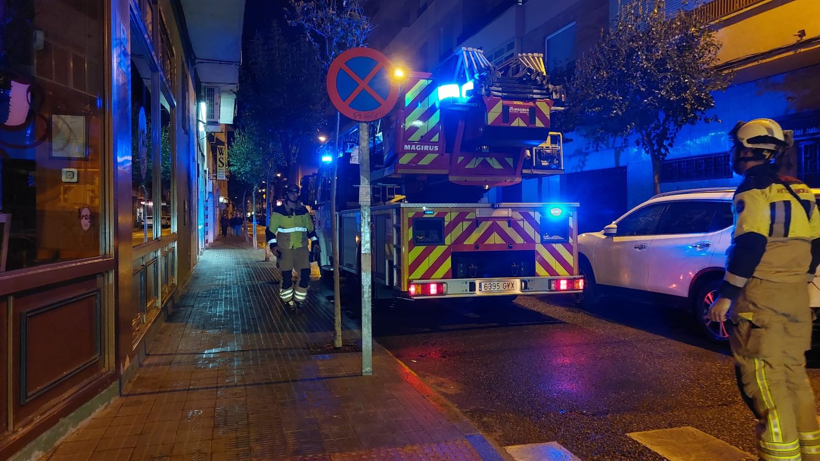 Los bomberos continúan con sus actuaciones tras los fuertes vientos en Zamora.