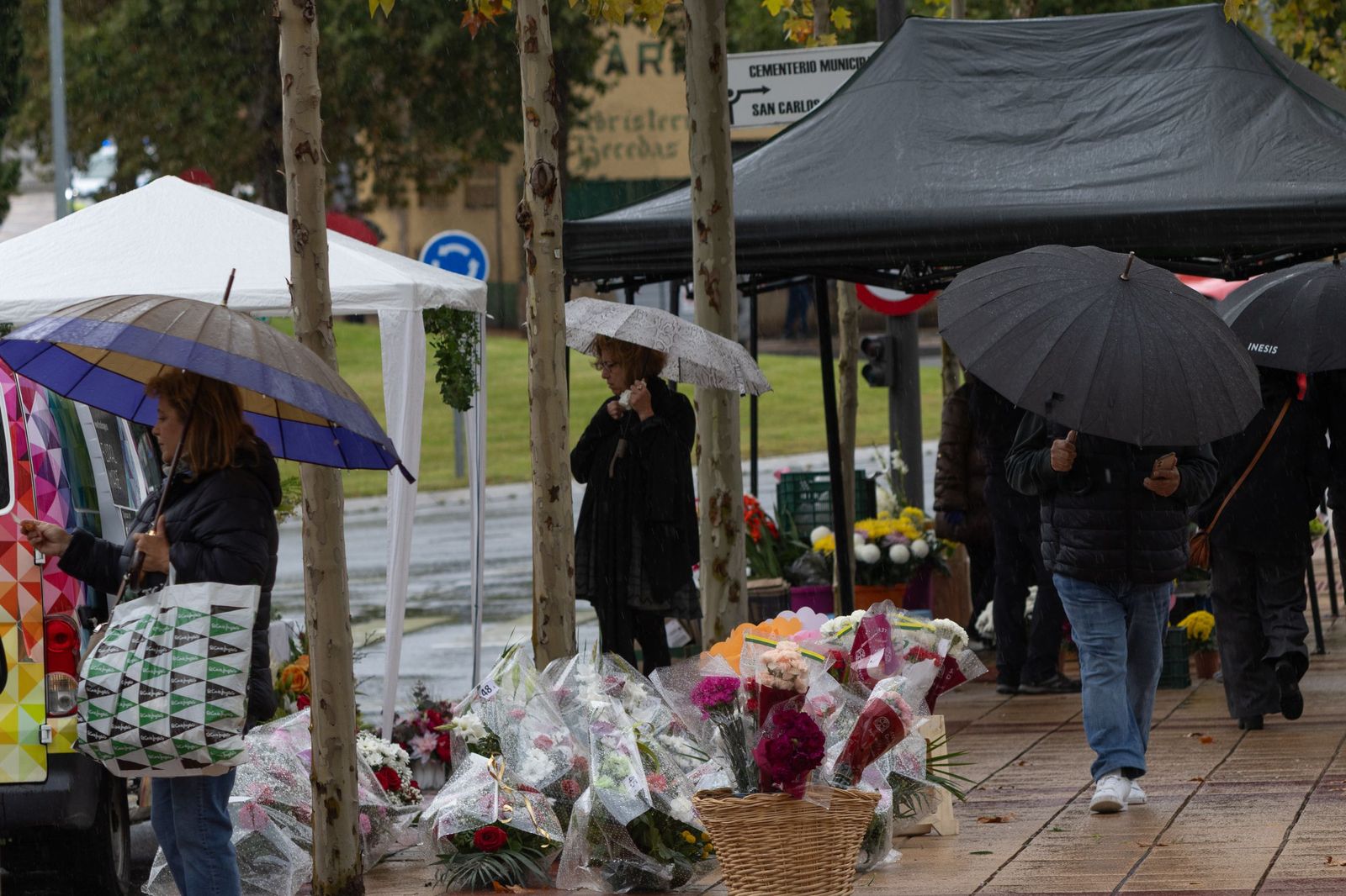 Lluviosa mañana de todos los santos en el Cementerio San Carlos Borromeo de Salamanca