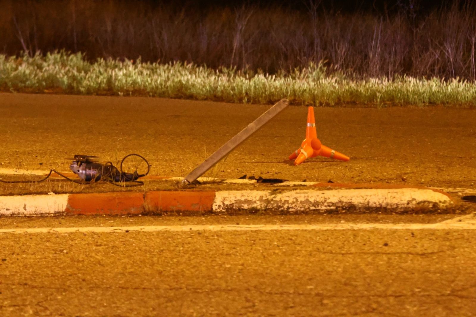 Una de las señales arrolladas por el conductor