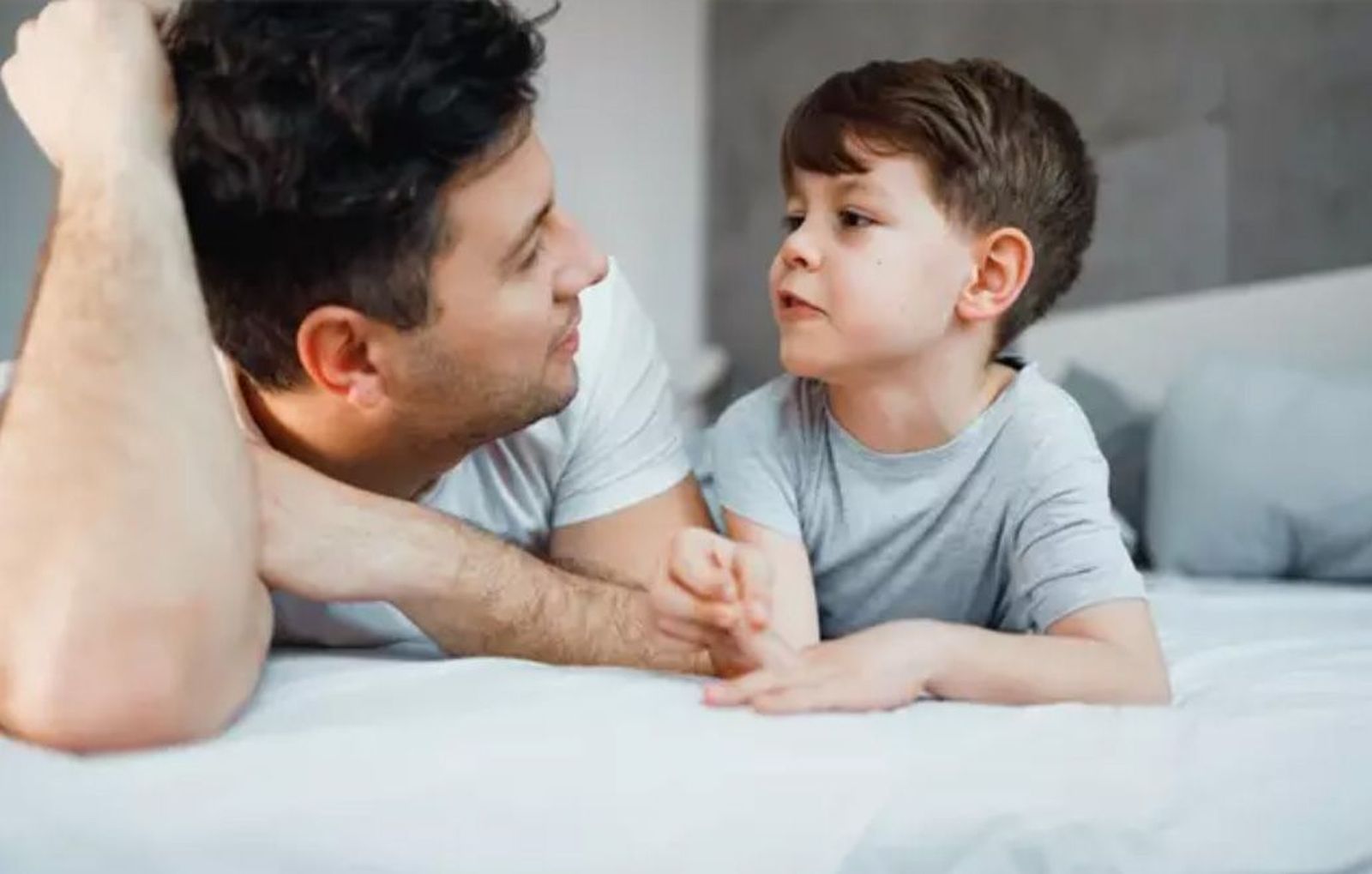 Padre e hijo conversando, hablando. GEORGIJEVIC  ISTOCK. Archivo
