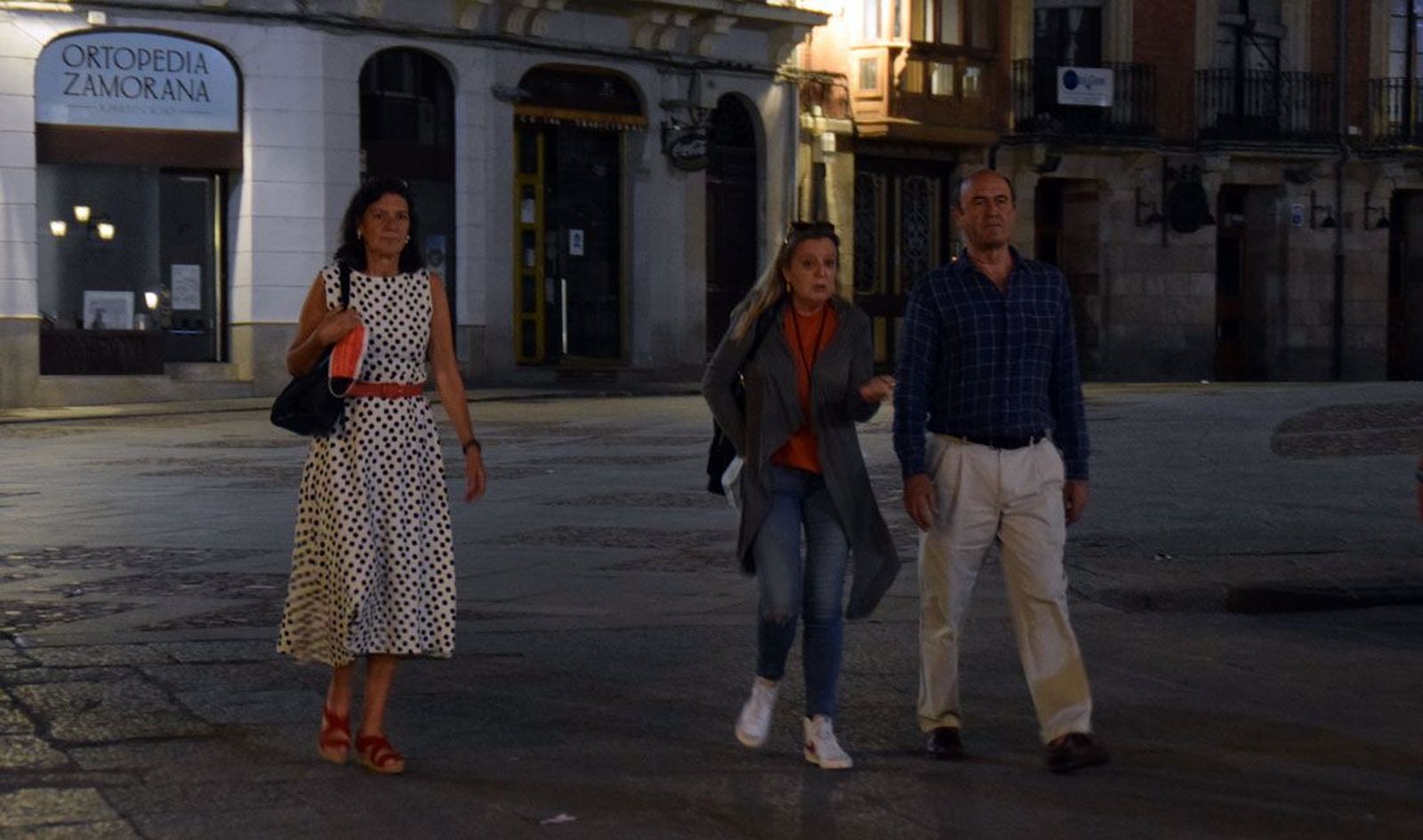 Zamoranos pasean sin mascarilla por la noche