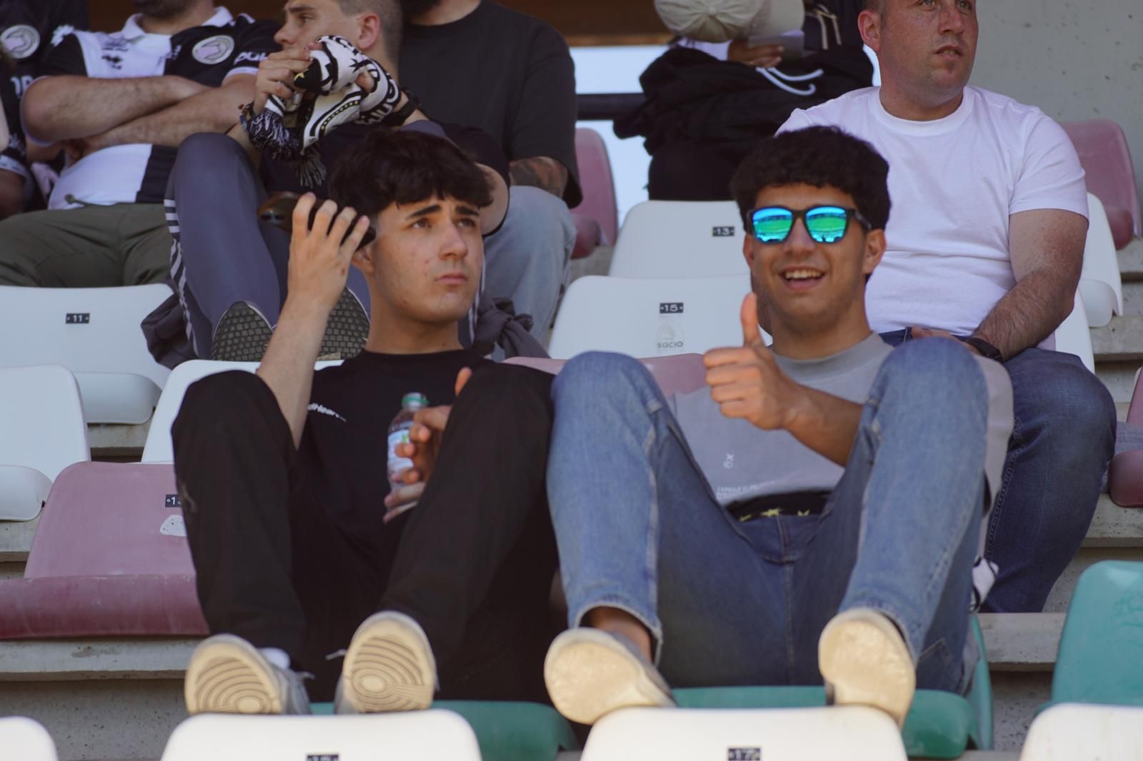 Gran ambiente en la grada para ver el partido entre Zamora - Unionistas en el Estadio Ruta de la Plata