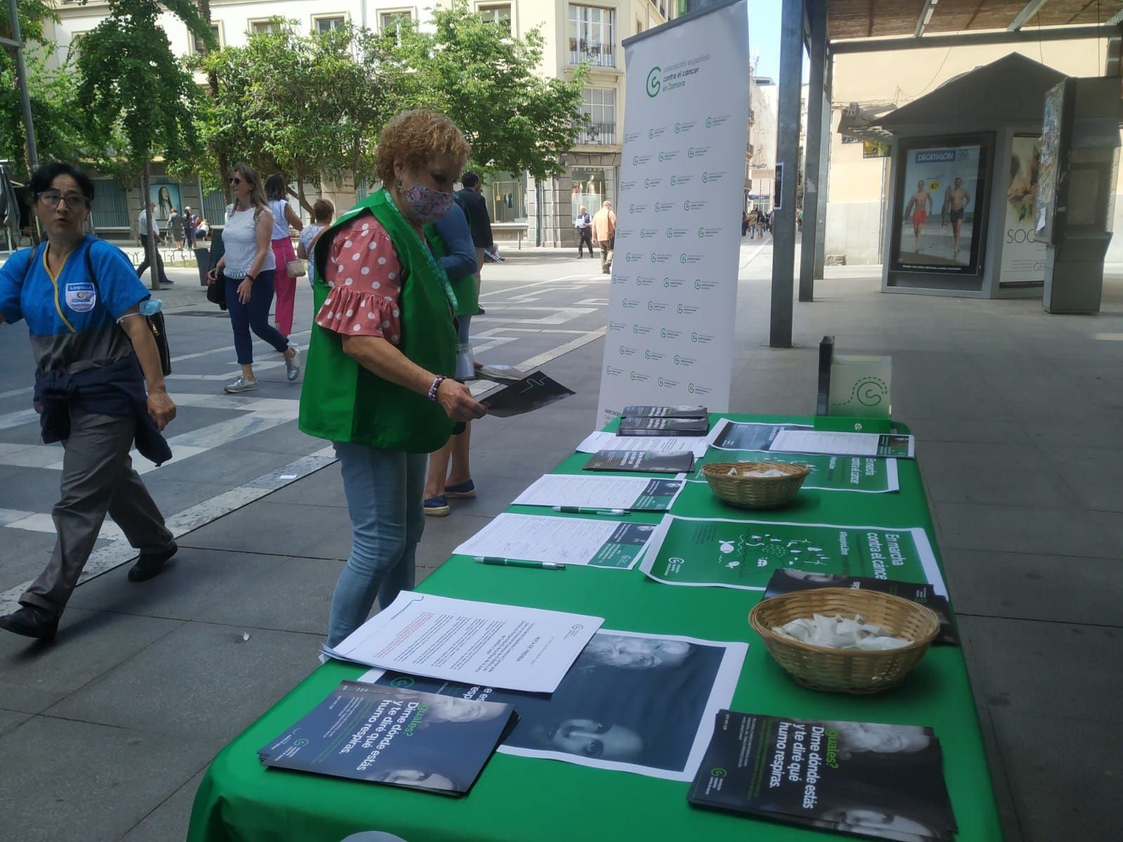 AECC. Recogida de firmas Día Mundial sin Tabaco (4)