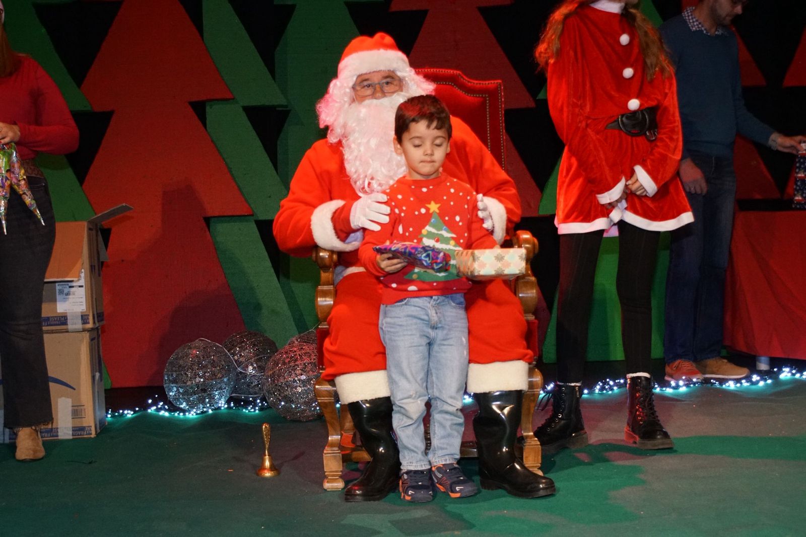 Papá Noel recorre las calles de Alba de Tormes y entrega regalos a los niños