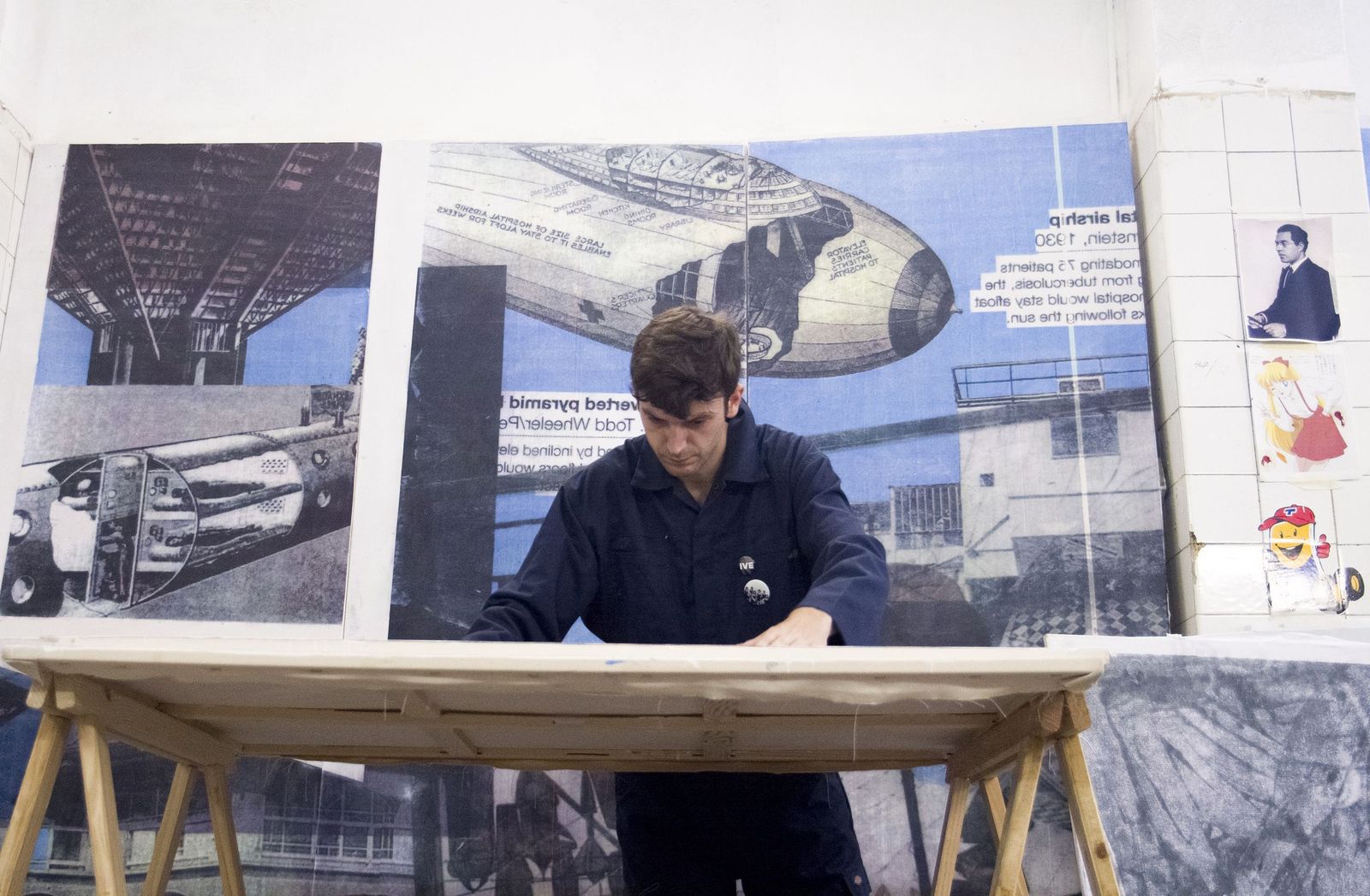 'Two Chanel Bottles’, serigrafía sobre papel y collage de brillantina plateada. Obra de Andy Warhol en la exposición ‘Todo es pop. De Europa a Estados Unidos’ en Salamanca / El artista Javier Menchaca