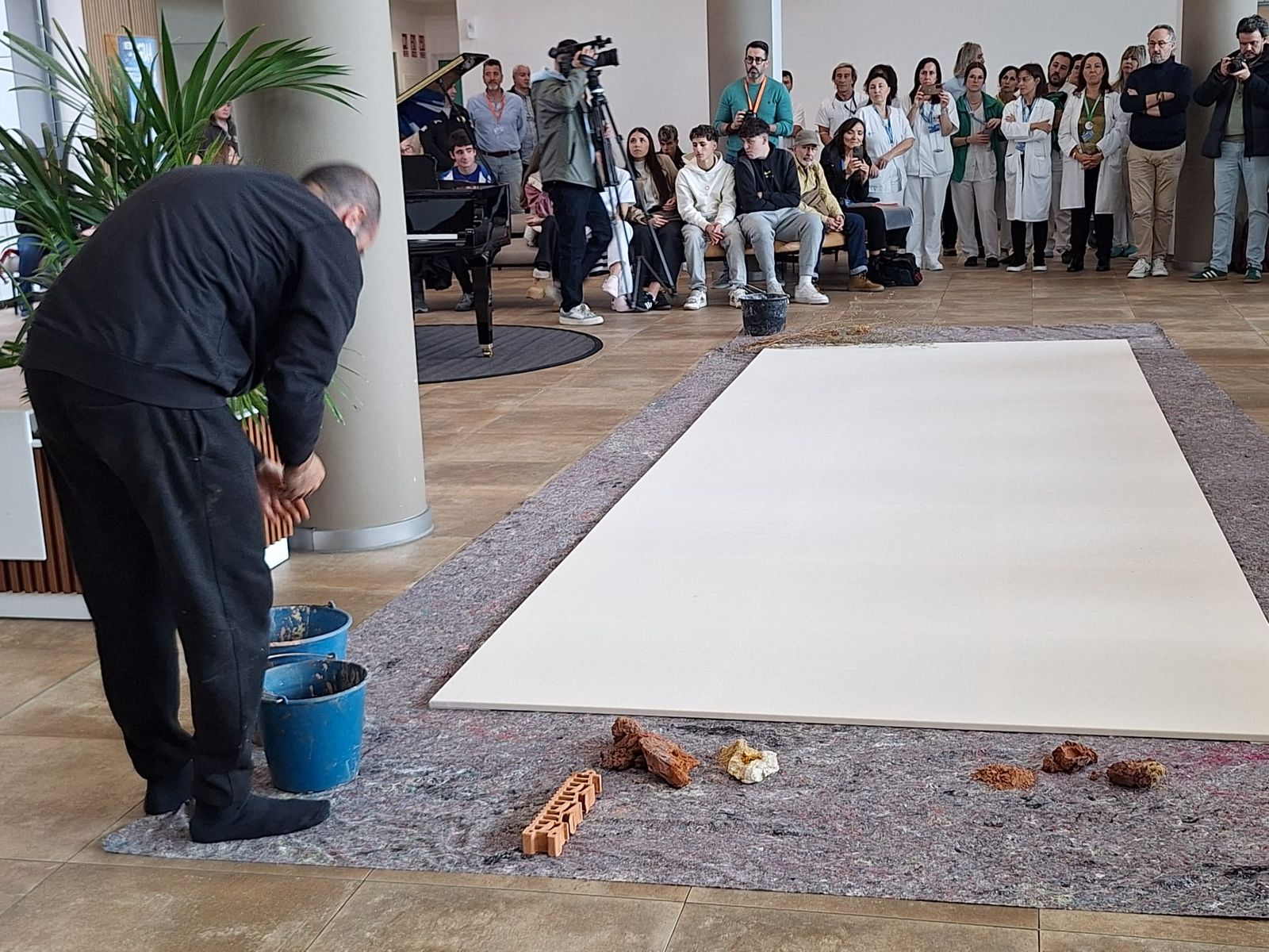 50º Aniversario del Hospital Clínico  Universitario con una intervención artística “Latidos  de barro” (14).jpeg