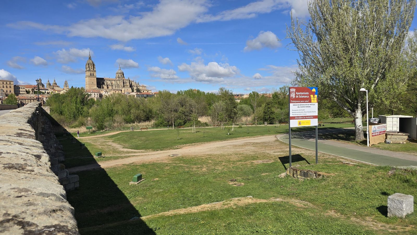 Comienzas las obras para reparar los pretiles del Puente Romano