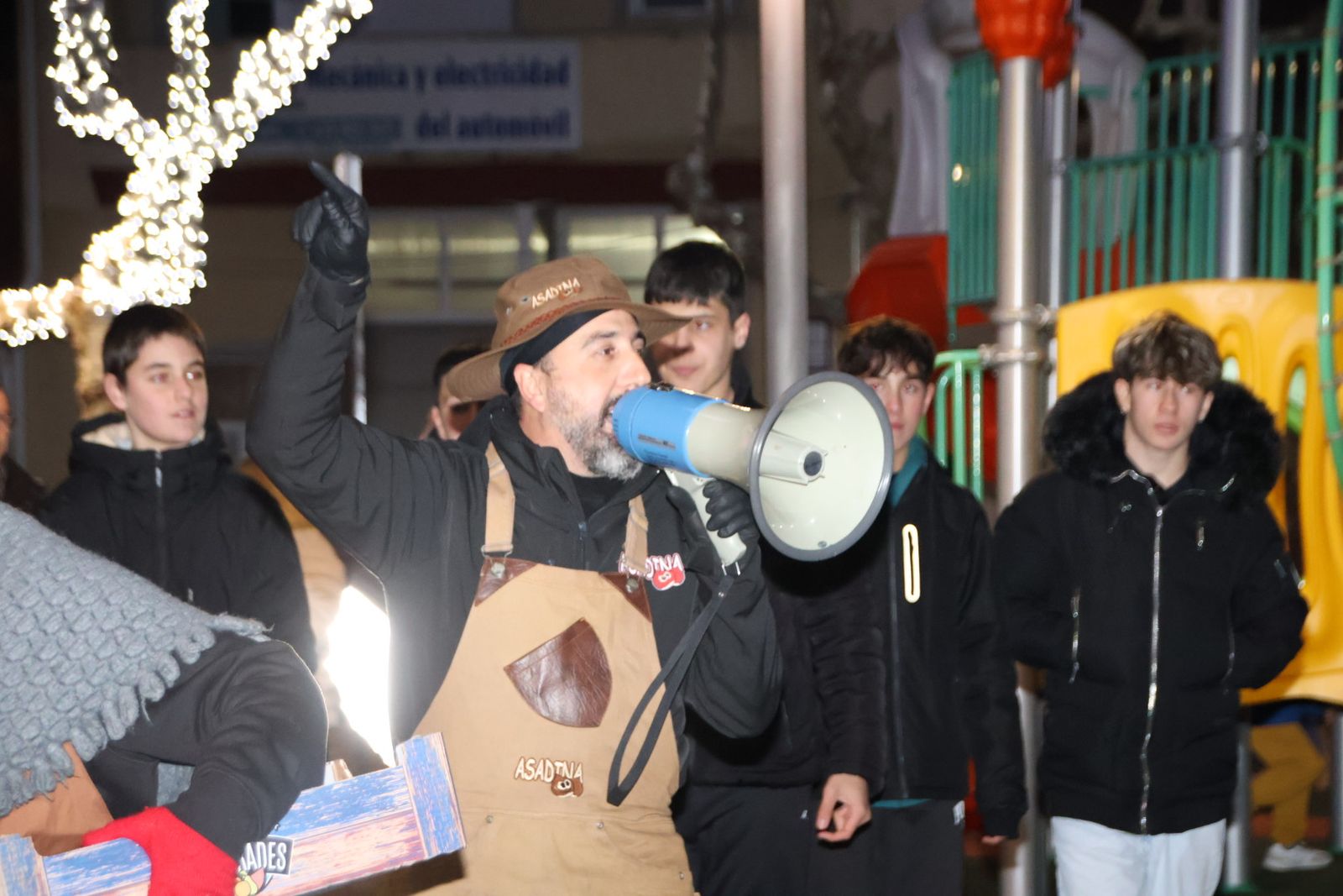 Castañada popular acompañada de un bonito espectáculo circense en Castellanos de Moriscos