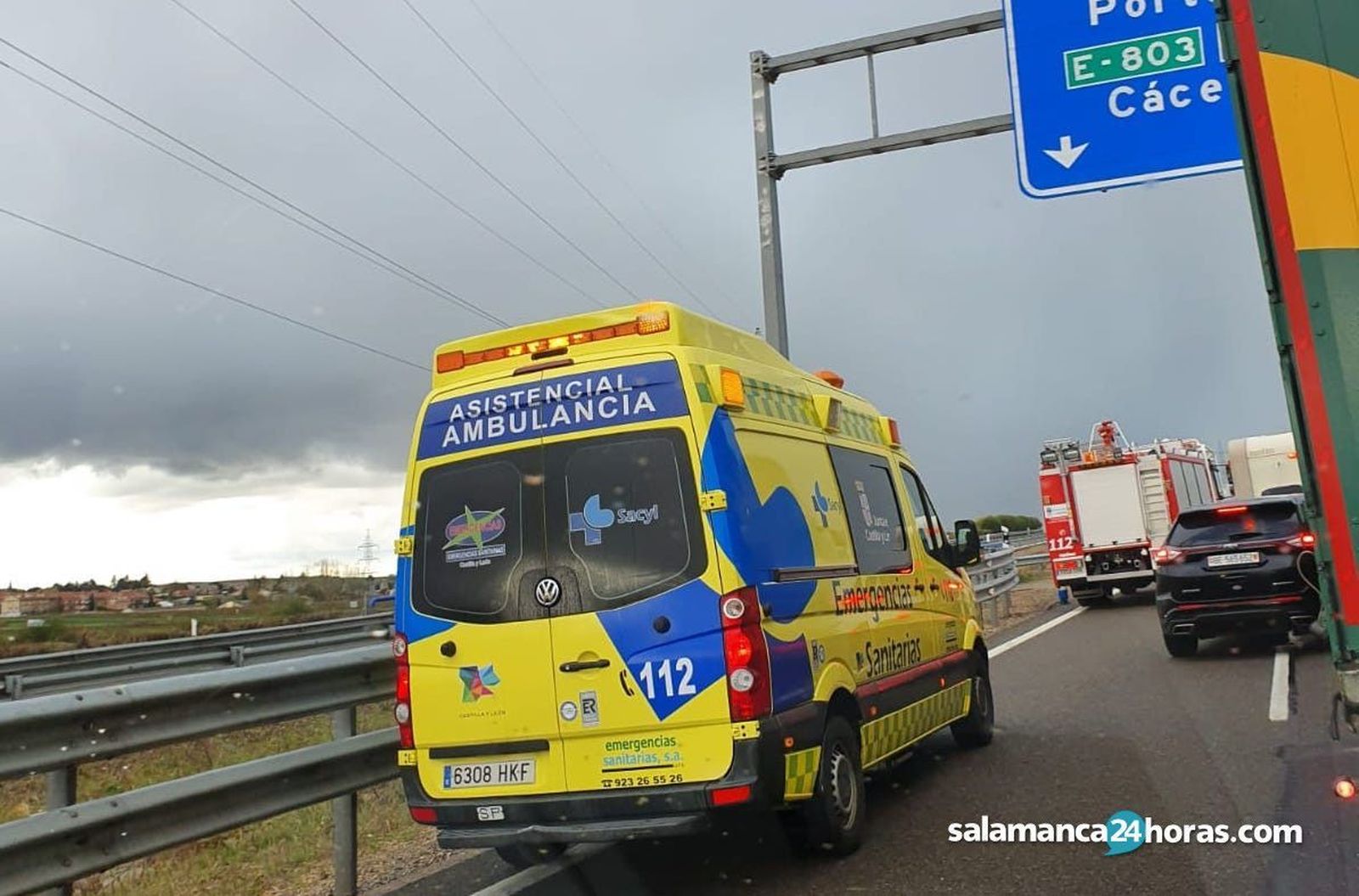 Foto de archivo de una ambulancia y los bomberos circulando por la A-66