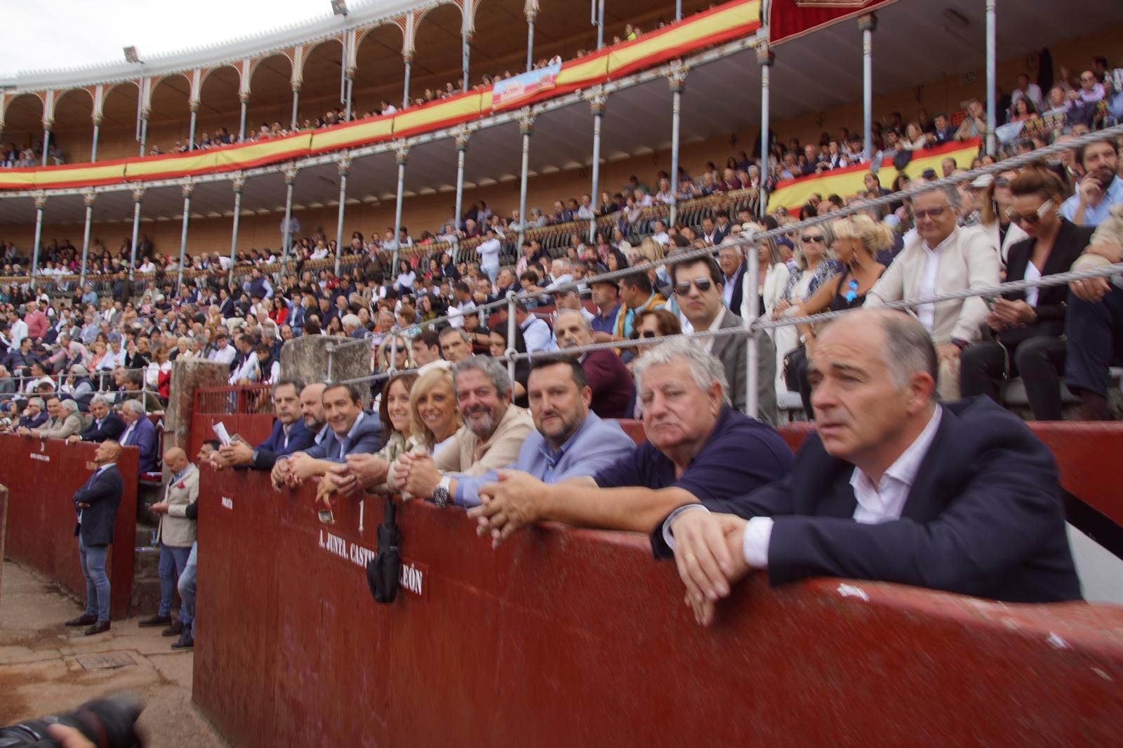 resumen-fotografico-del-ambiente-en-los-tendidos-de-la-glorieta-durante-la-corrida-concurso-22-de-septiembre-fotos-juanes-63