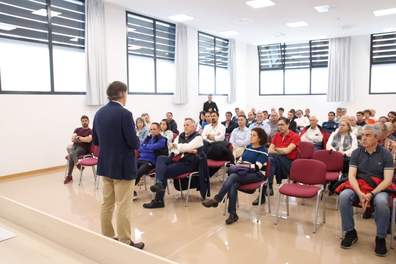 Carlos García Carbayo, mantiene un encuentro con clubes y asociaciones deportivas de la ciudad