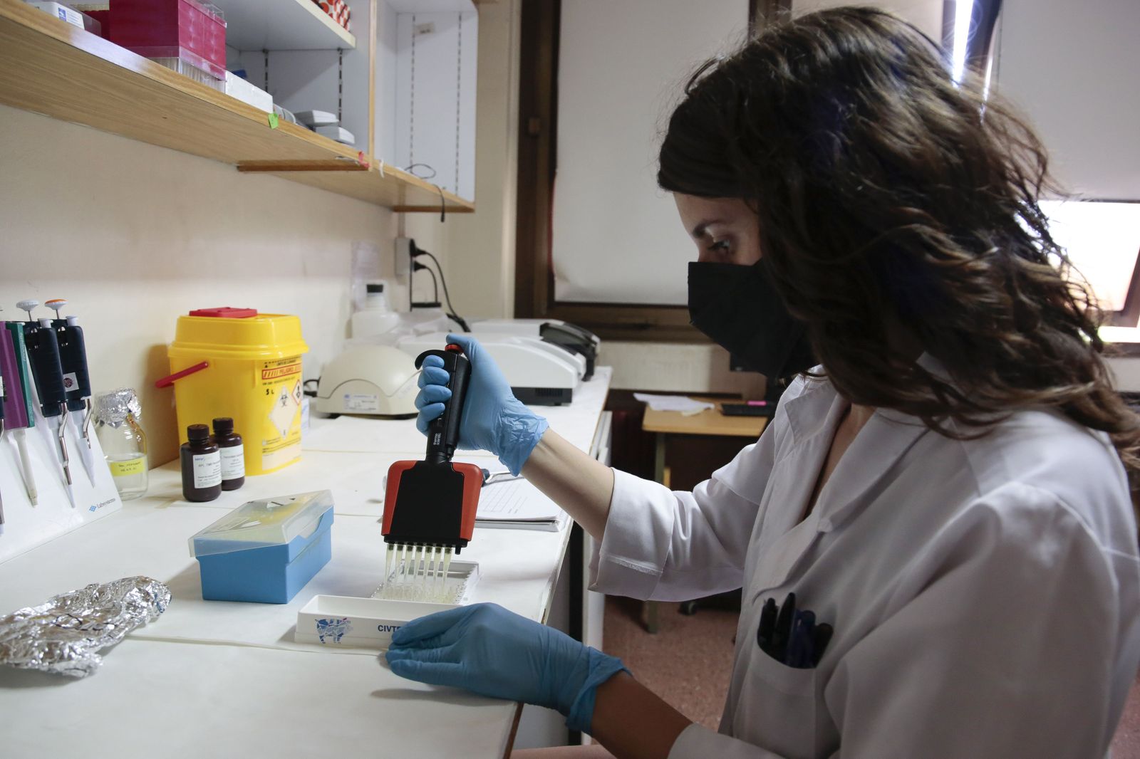 La veterinaria Esther Hevia en su laboratorio