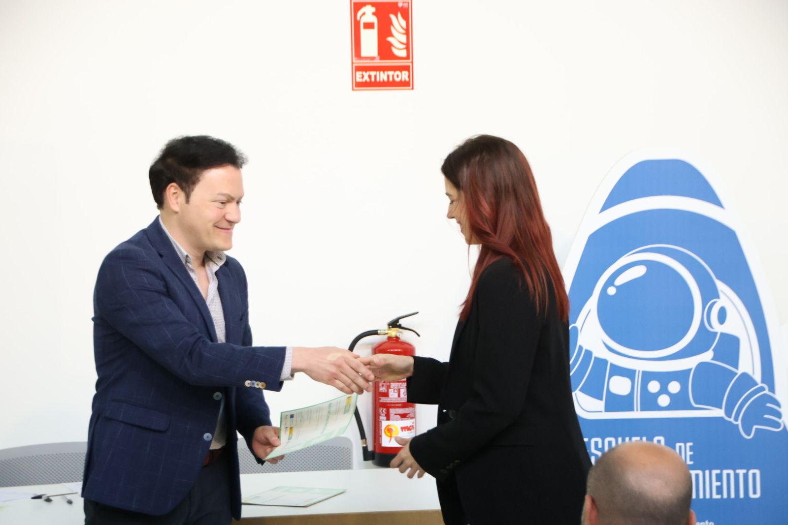 Entrega de diplomas de Centro de Alto Rendimiento Empresarial, Marketing con IA y Data Analytics de Empleo Joven