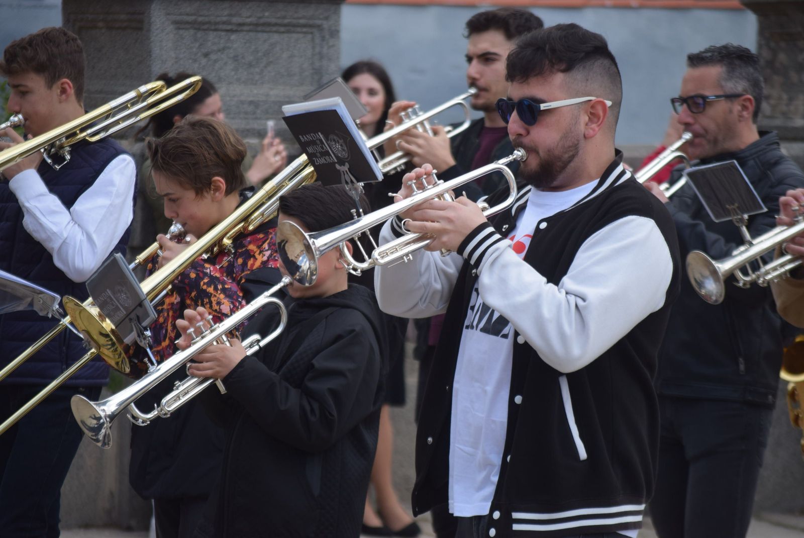 Personas tocando la trompeta. Archivo