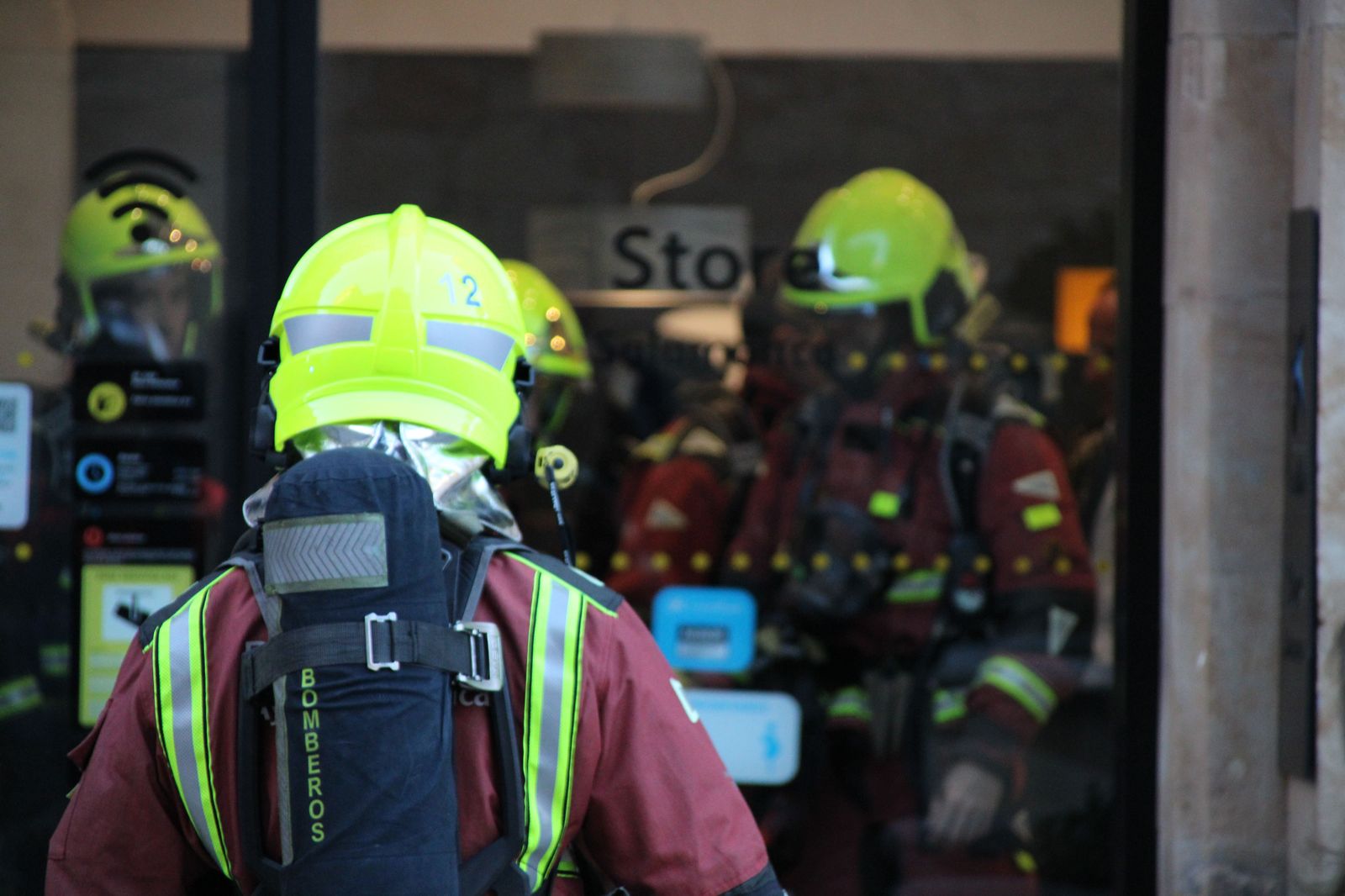 bomberos-y-policia-local-trabajan-en-el-desalojo-de-una-oficina-bancaria-de-caixabank-en-la-calle-zamora-18